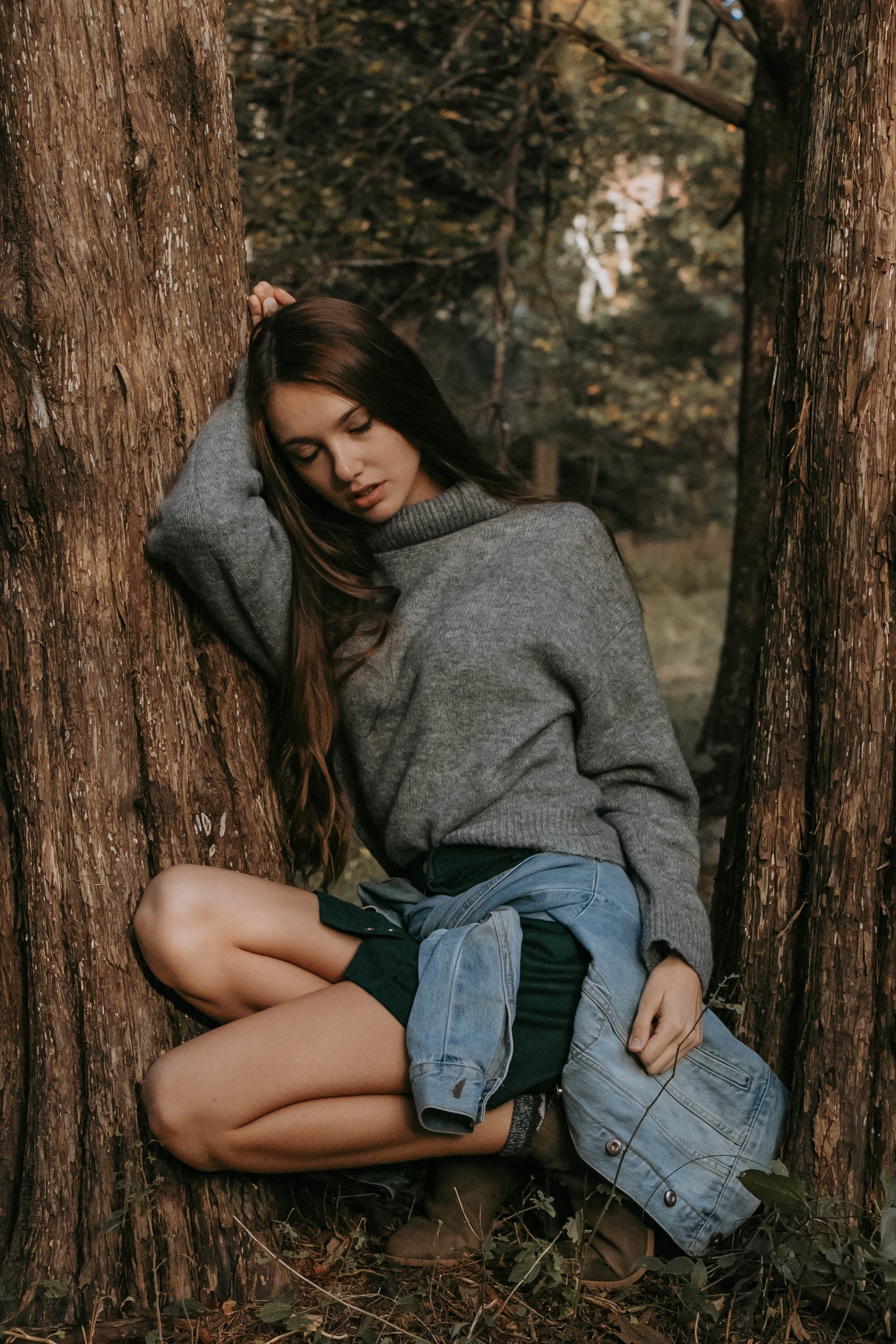 People 1834x2751 women outdoors women brunette long hair kneeling forest sweater