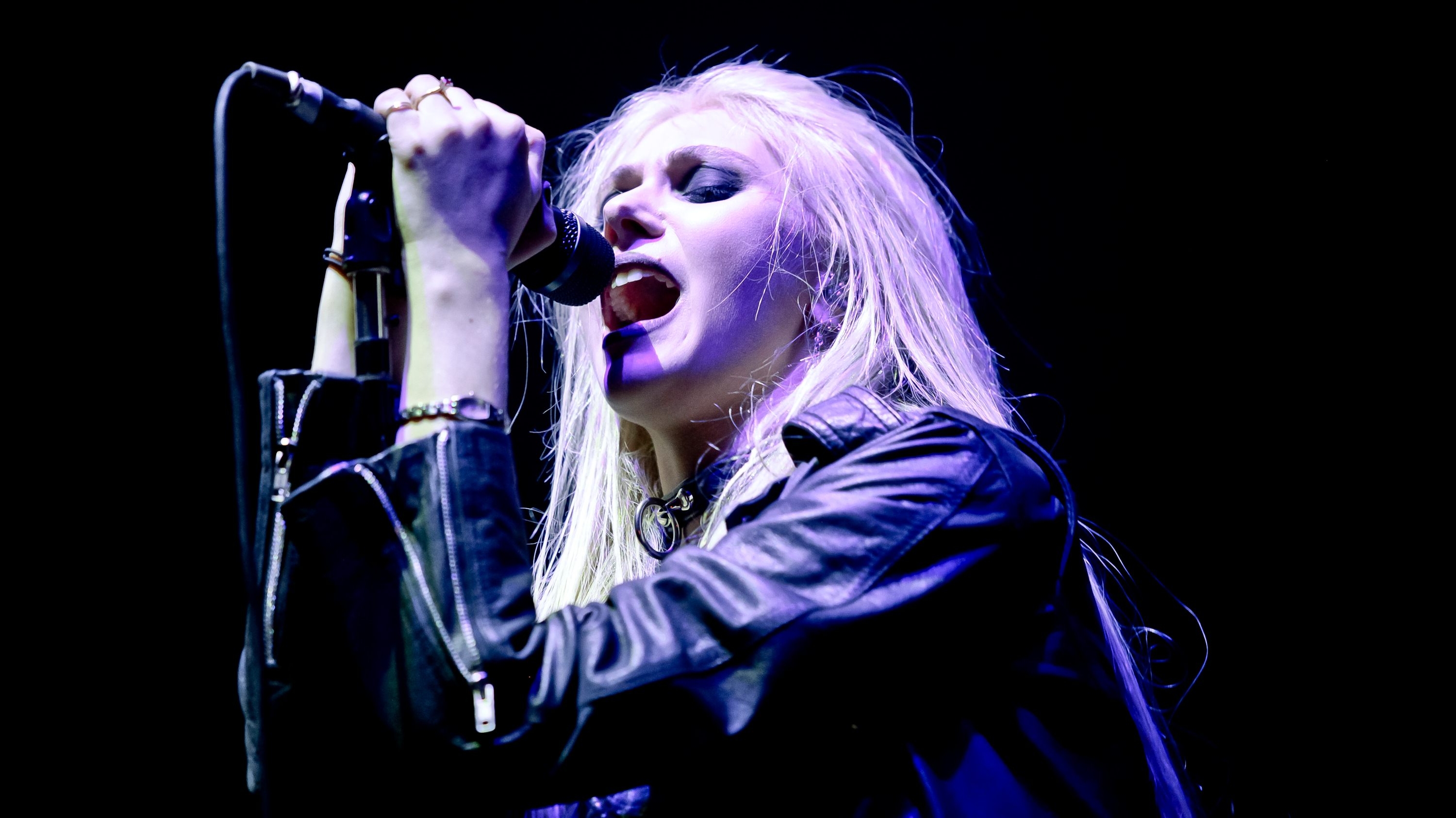 People 3000x1687 The Pretty Reckless Taylor Momsen blonde women black jackets music singing band singer