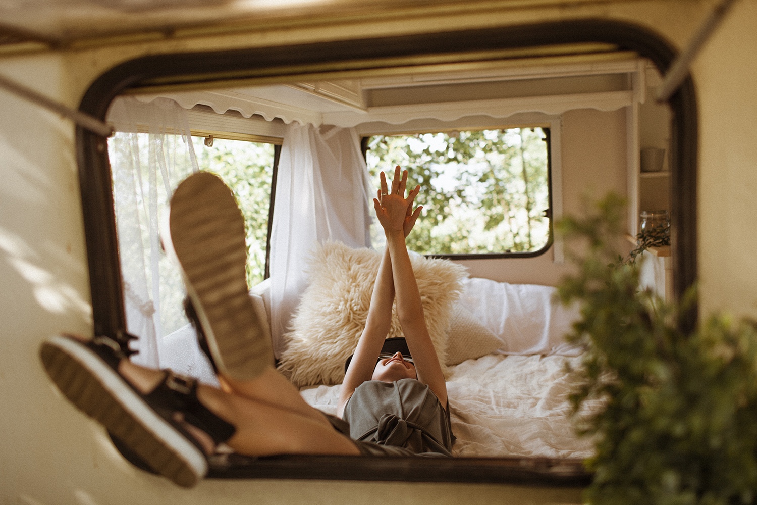 People 1500x1000 women model smiling sandals arms up women with hats women with shades dress in bed lying on back caravan