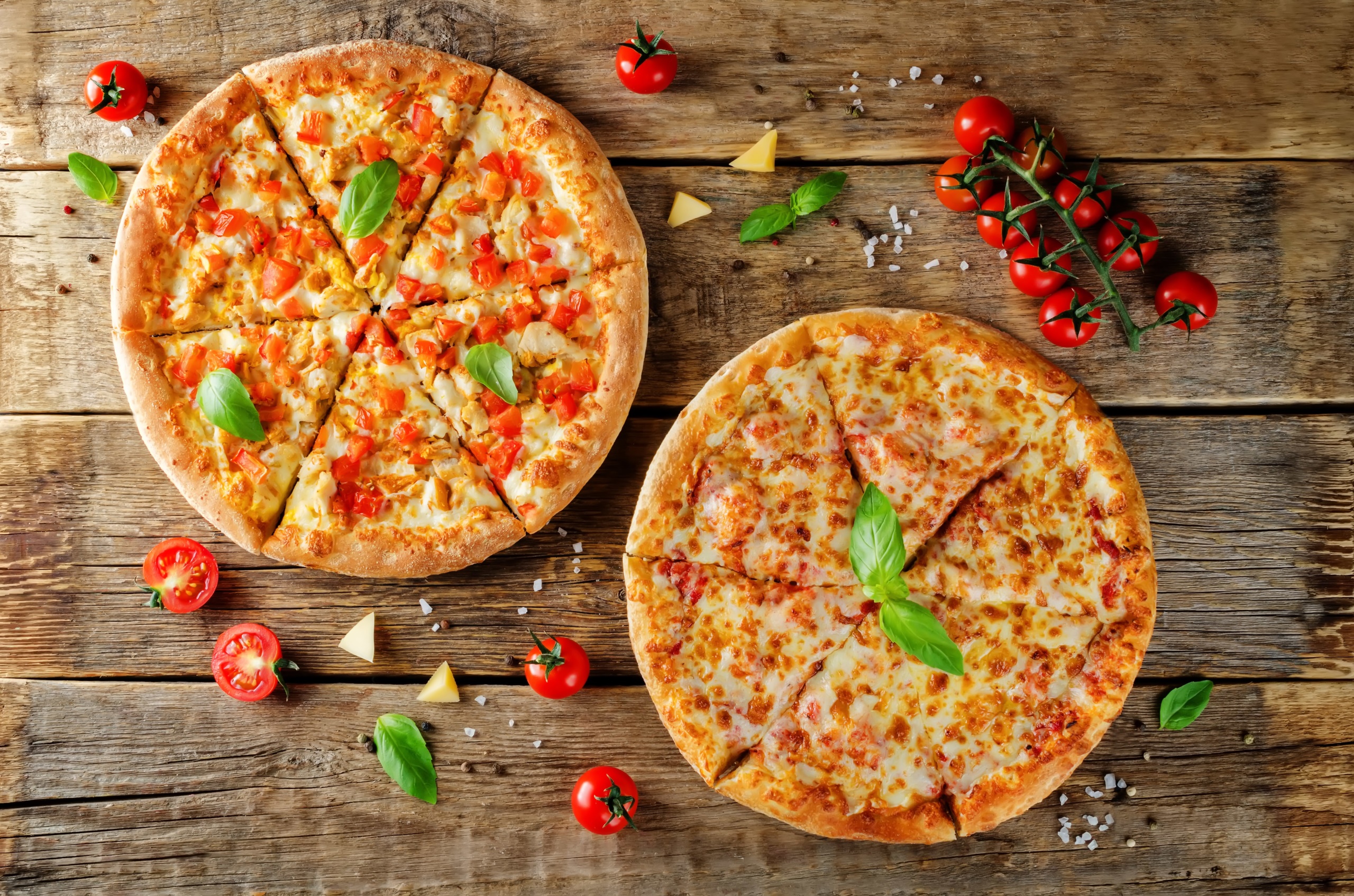 General 2560x1695 food tomatoes pizza wooden surface basil cheese