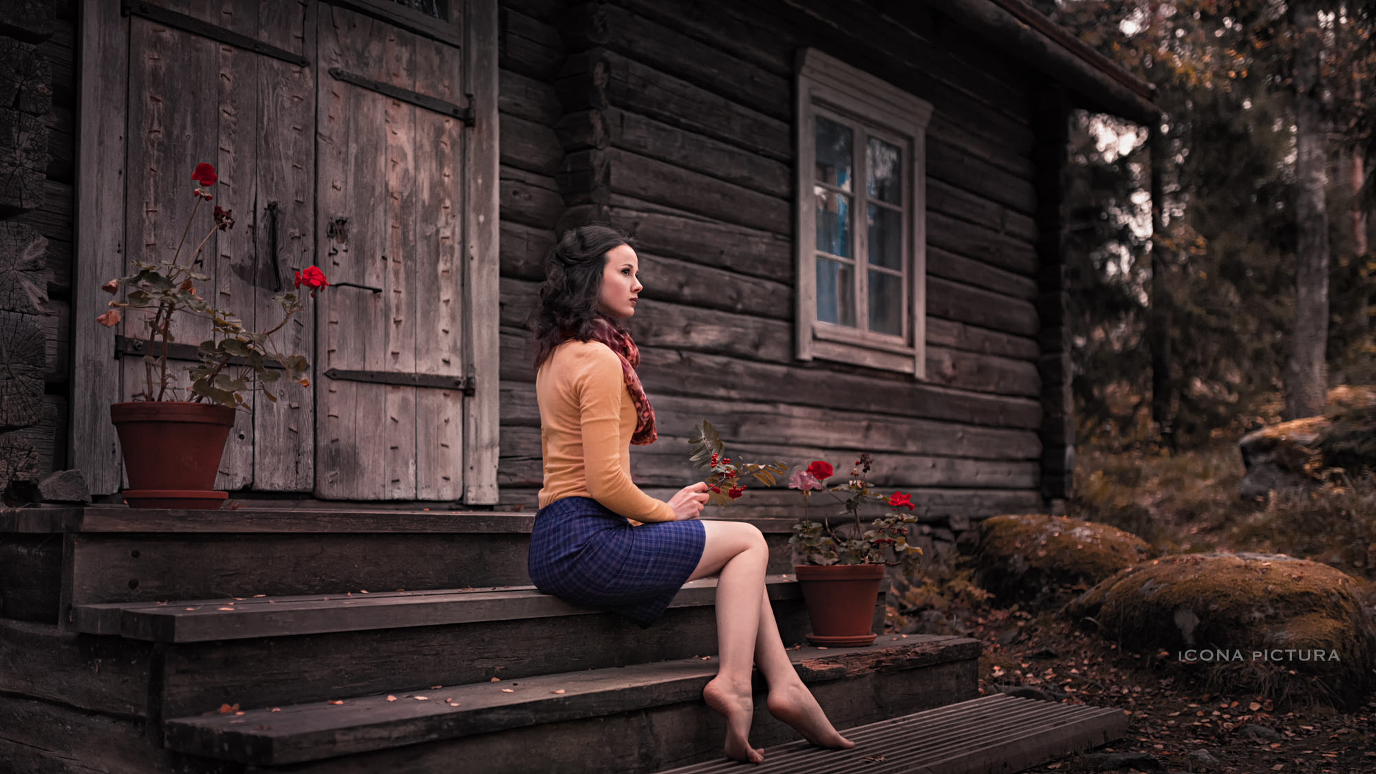 People 2000x1125 Icona Pictura women 500px photography barefoot tiptoe cabin