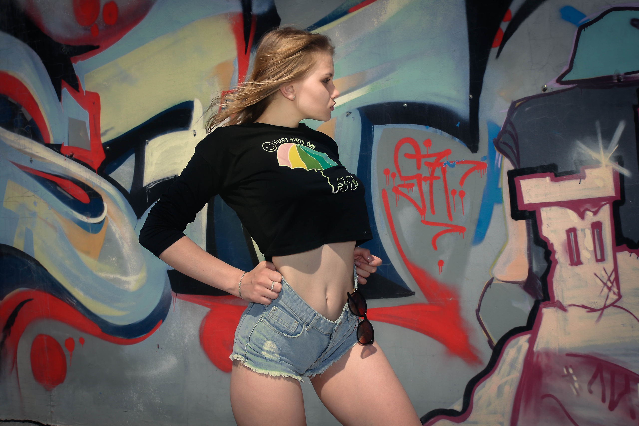 People 2560x1707 women portrait belly wall jean shorts graffiti sunglasses blonde crop top