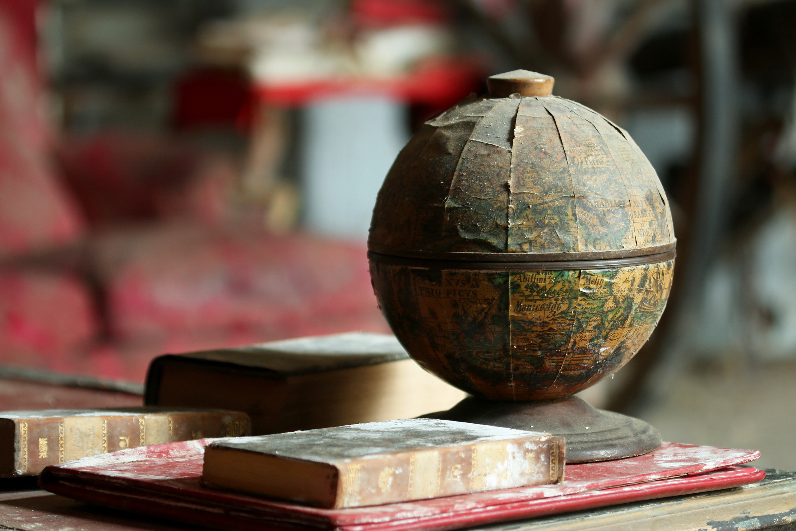 General 2560x1707 old globes indoors blurred depth of field books closeup