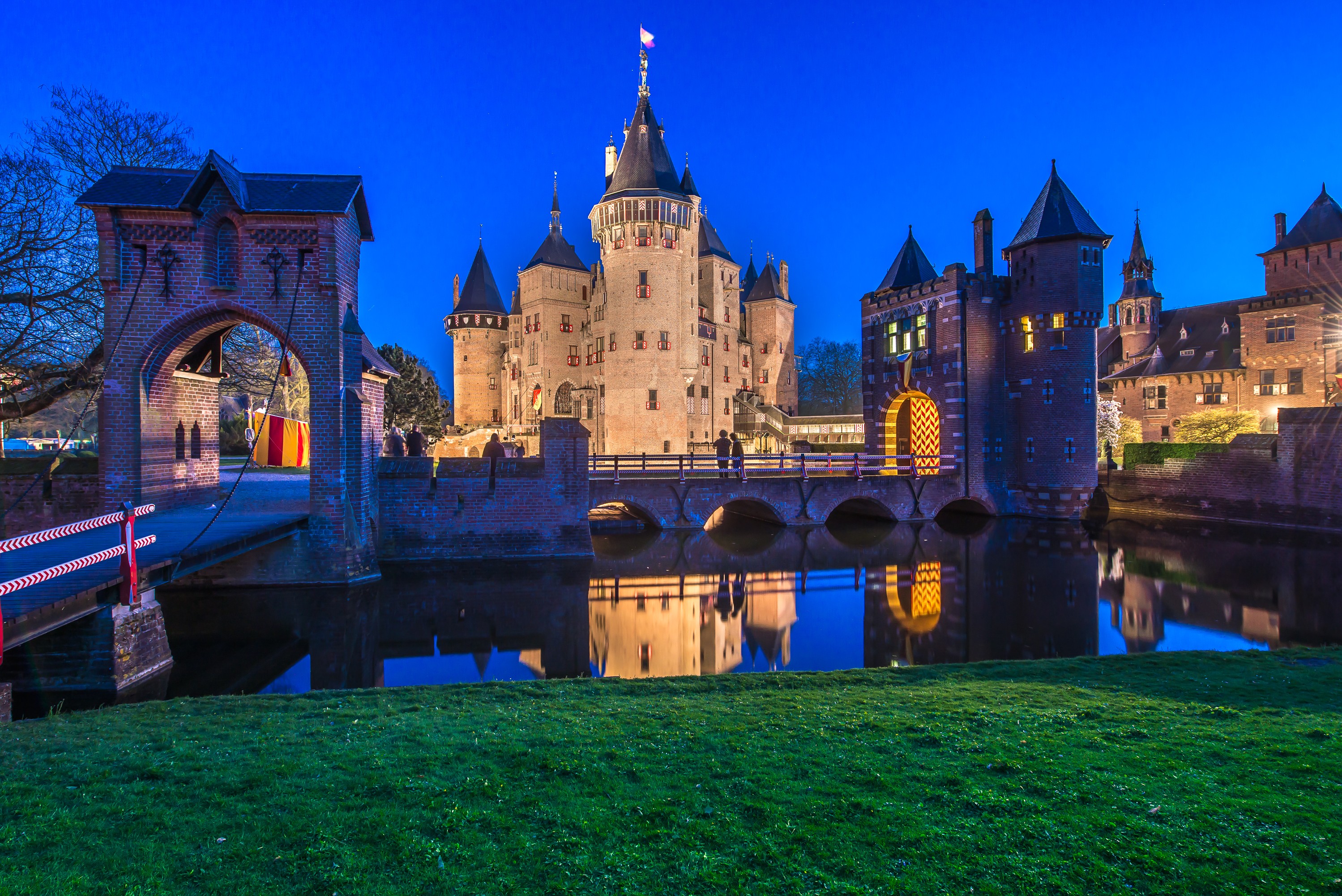 General 2998x2001 architecture castle ancient tower grass Netherlands bridge evening lights arch water reflection