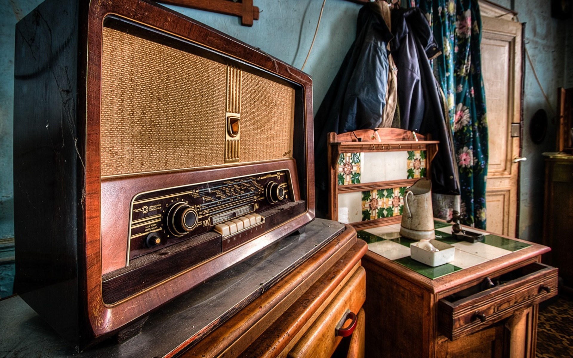General 1920x1200 vintage radio room drawer indoors technology