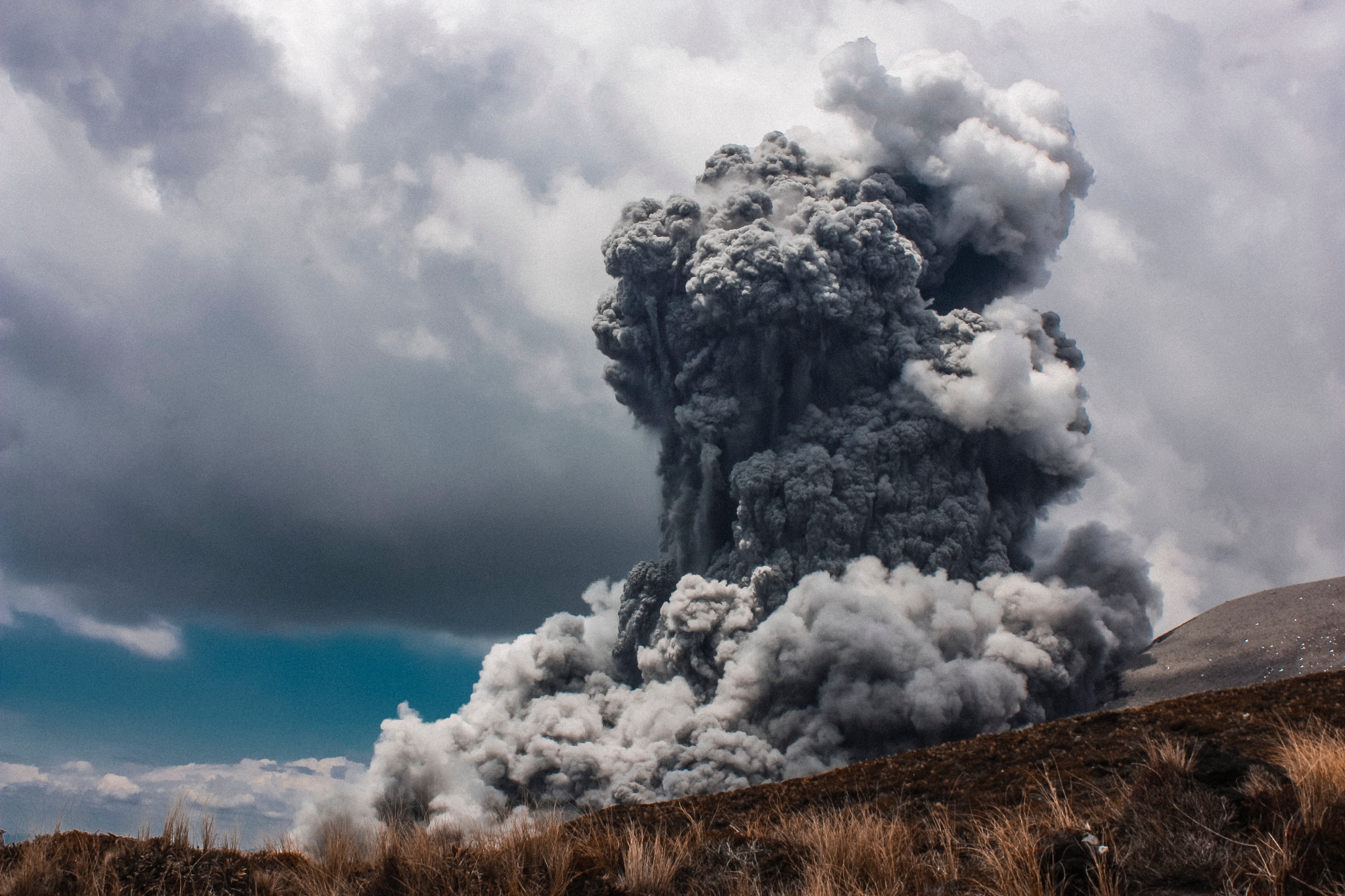 General 4272x2848 volcano explosion smoke grass clouds