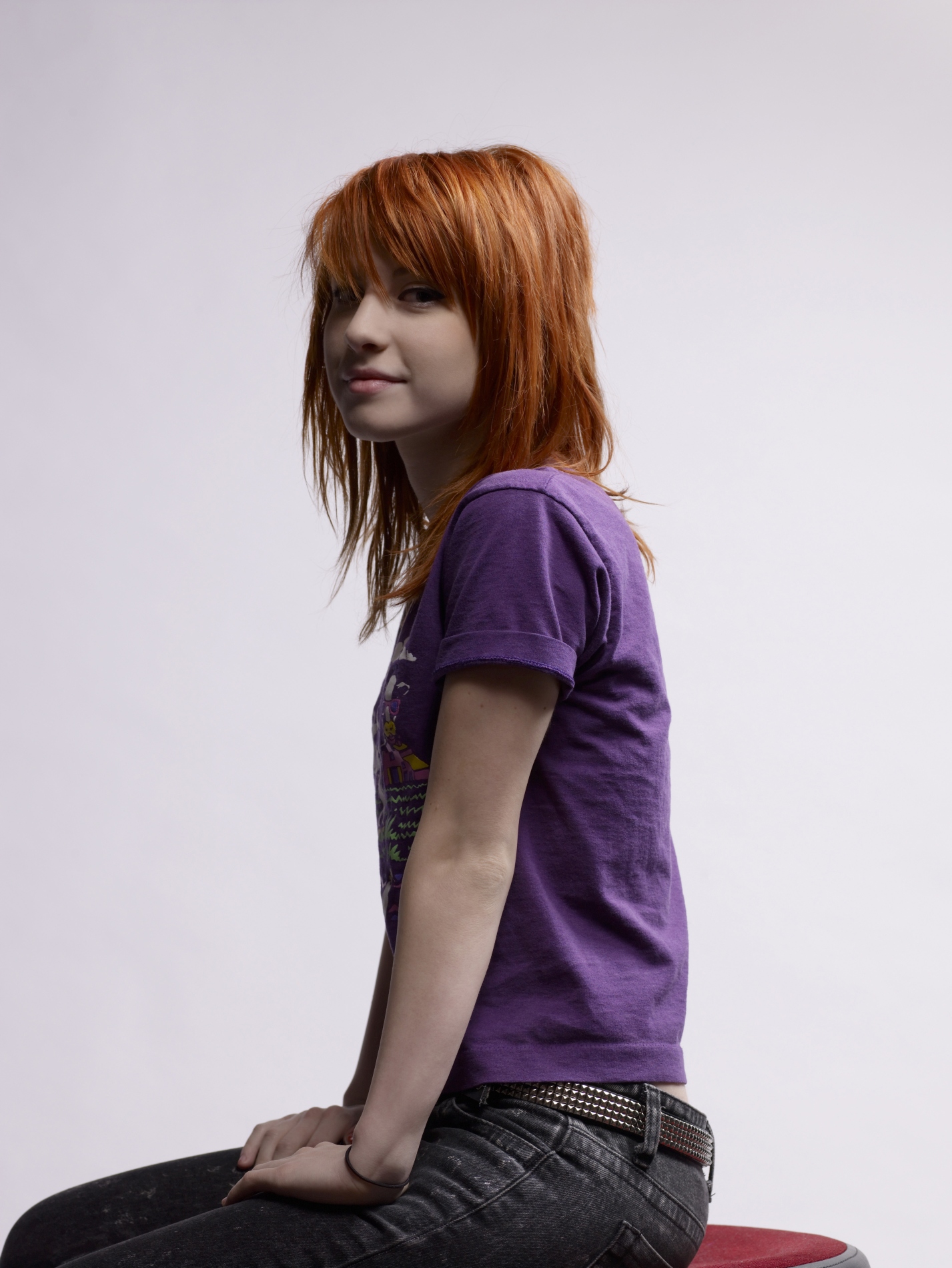 People 1427x1900 Hayley Williams singer redhead simple background T-shirt violet tops women