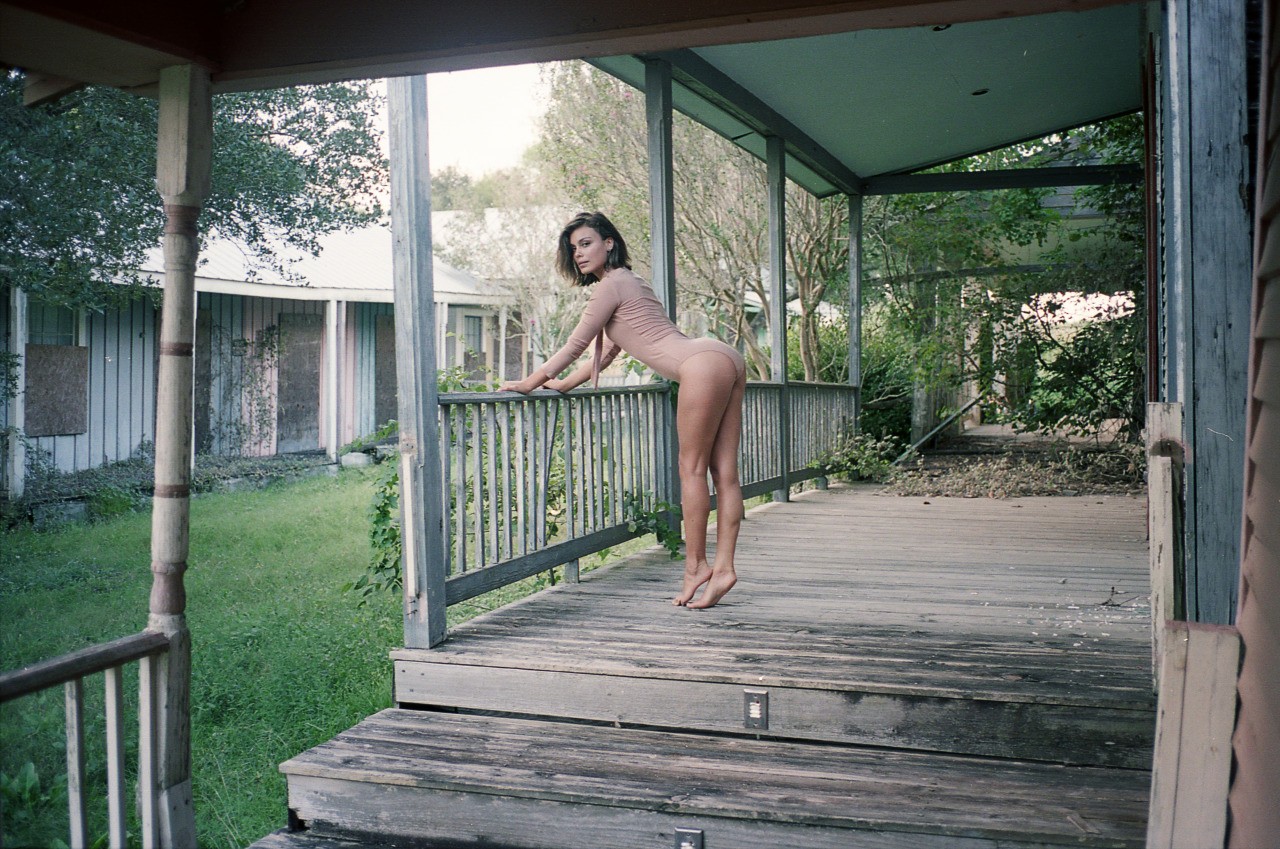 People 1280x849 Nathalie Kelley  model actress women brunette tiptoe women outdoors ass legs barefoot bodysuit porch