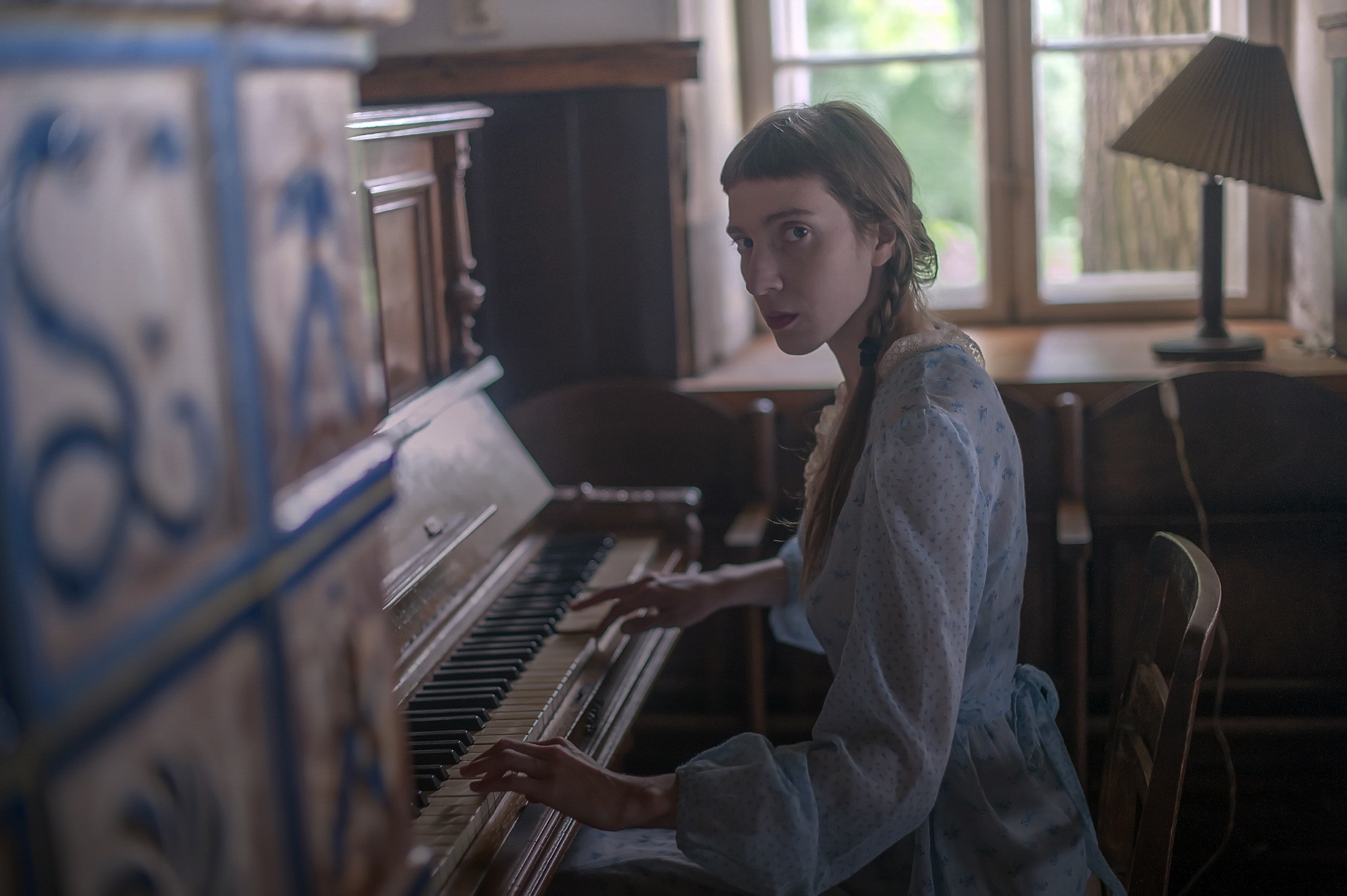 The piano. Девушка играет на пианино. Девушка за пианино фильм. Фортепиано маленькие женщины. Кадр из фильма девушка за фортепиано.