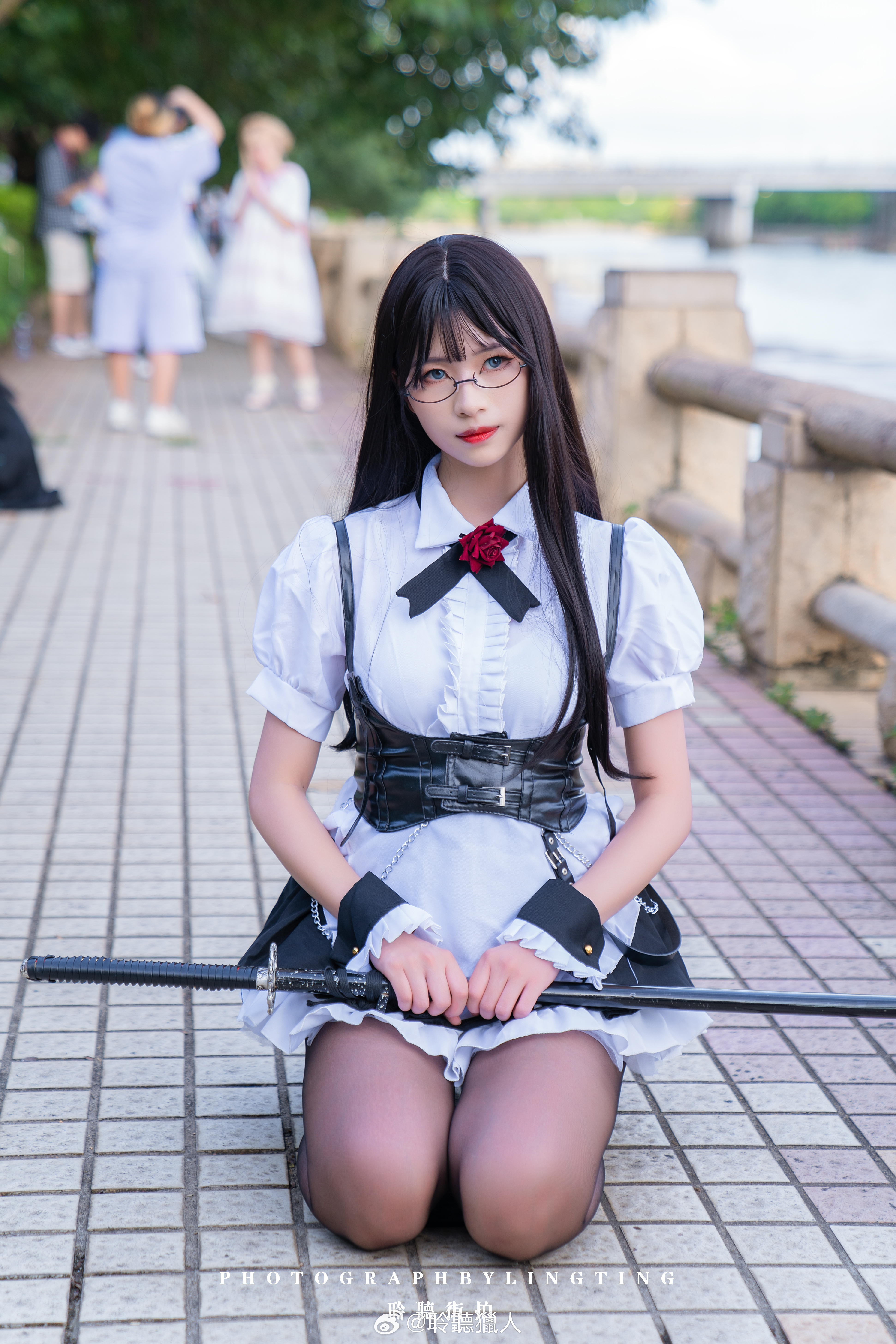 People 3882x5823 cosplay Asian women portrait display kneeling looking at viewer outdoors women outdoors depth of field long hair short sleeves wrist cuffs glasses women with glasses red lipstick closed mouth lipstick blue eyes sword women with swords pantyhose black hair watermarked Weibo