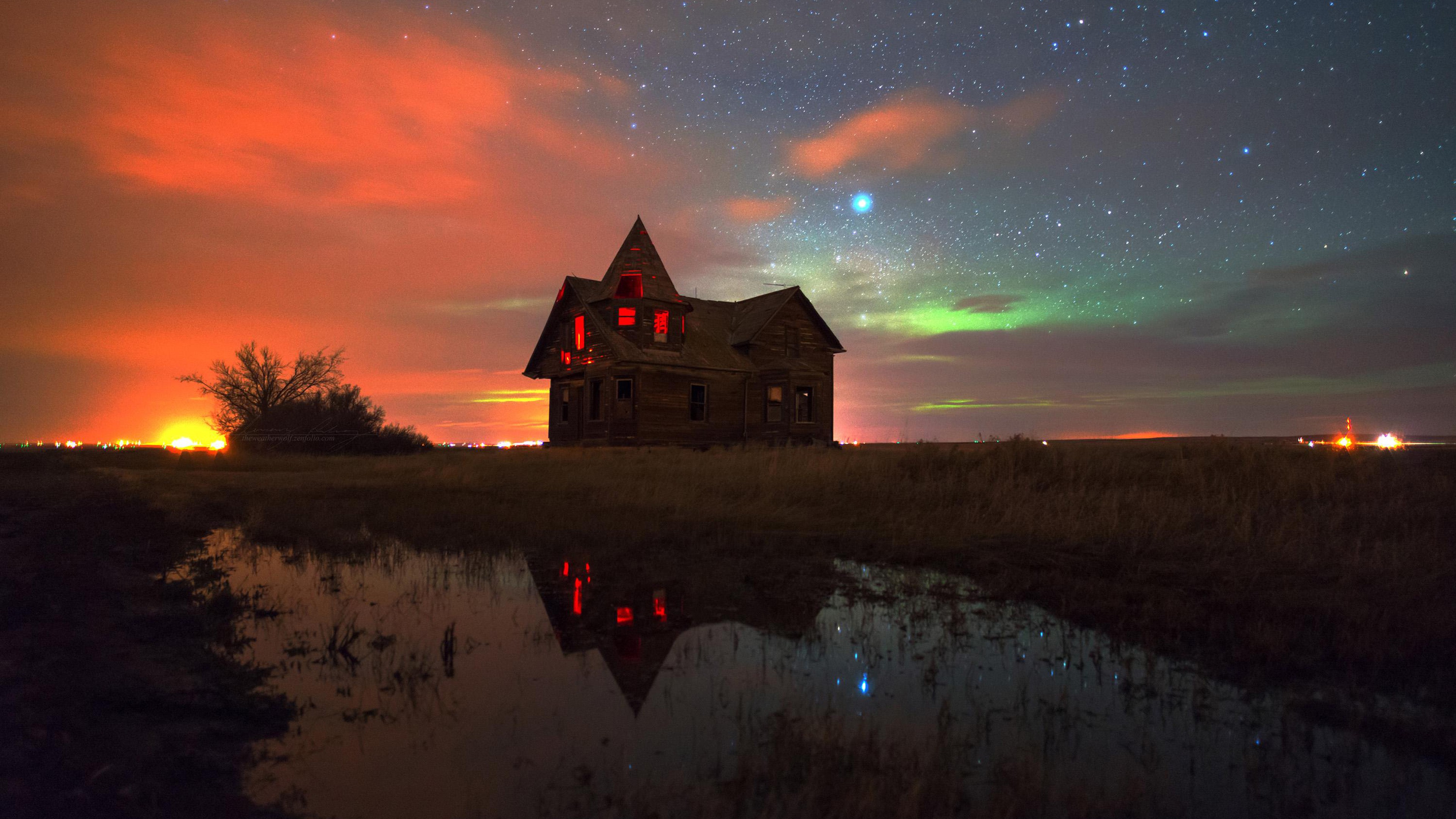 General 3840x2160 colorful shack stars aurorae house spooky reflection abandoned puddle low light