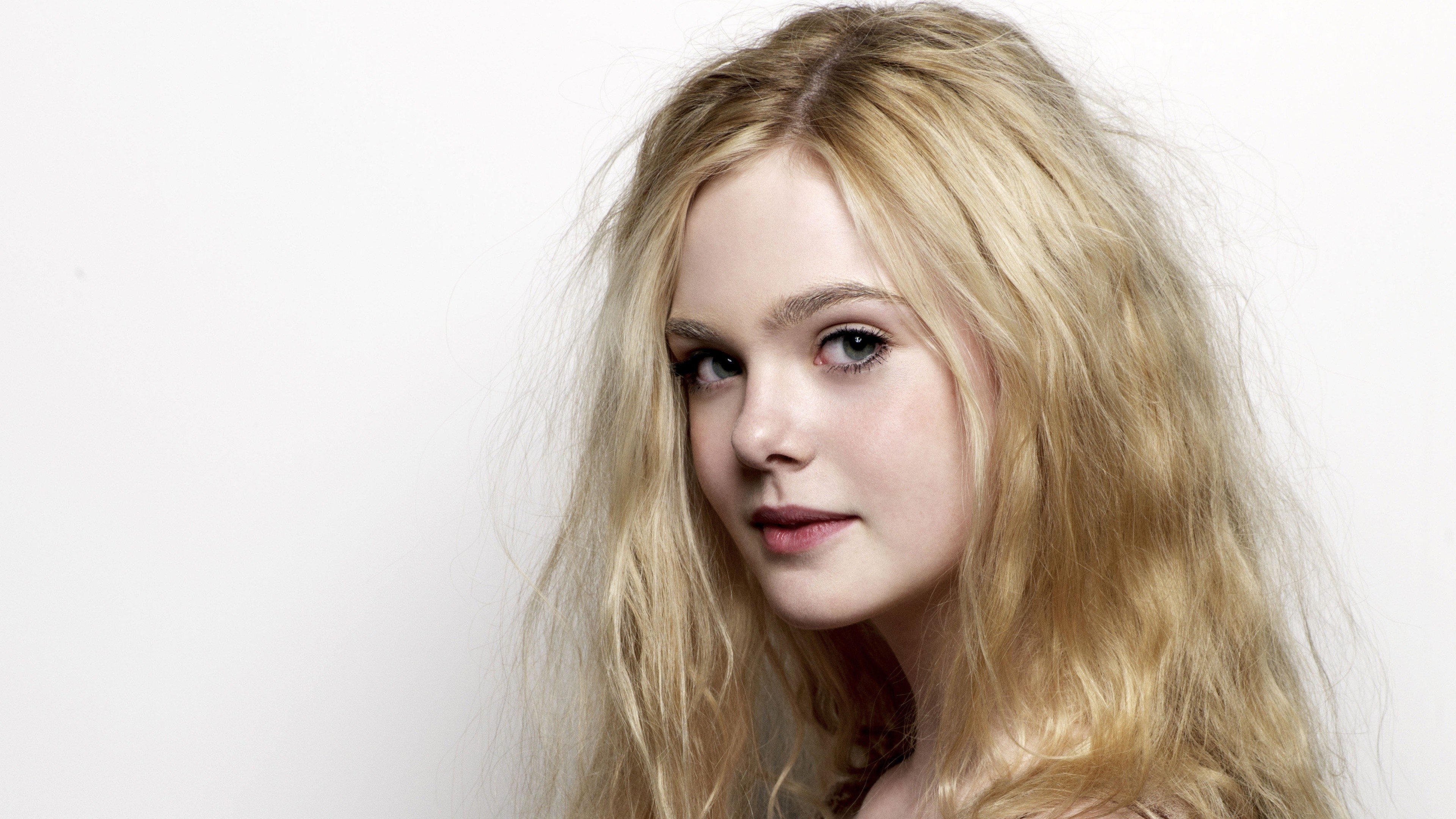 People 3840x2160 women Elle Fanning actress blonde white background looking at viewer