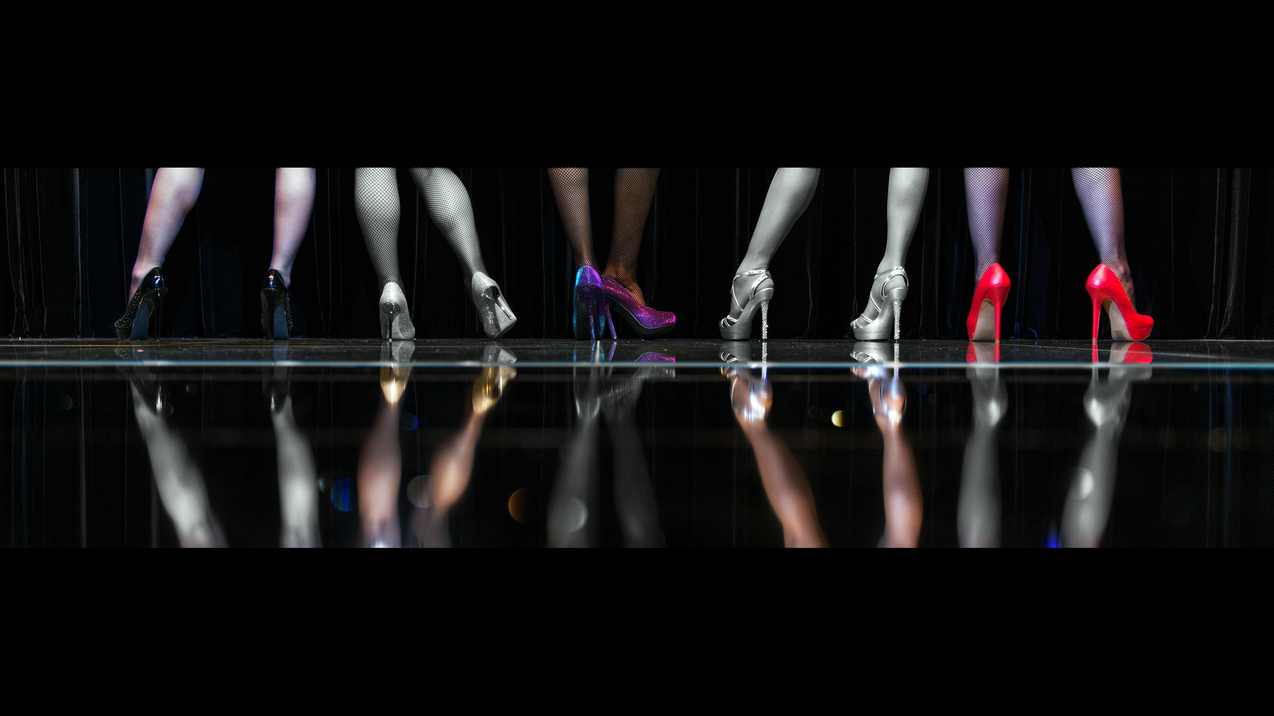 Песня танец ног. Много женских ног. Женские ноги на черном фоне. Девушка в туфлях танцует. High Heels танцы.