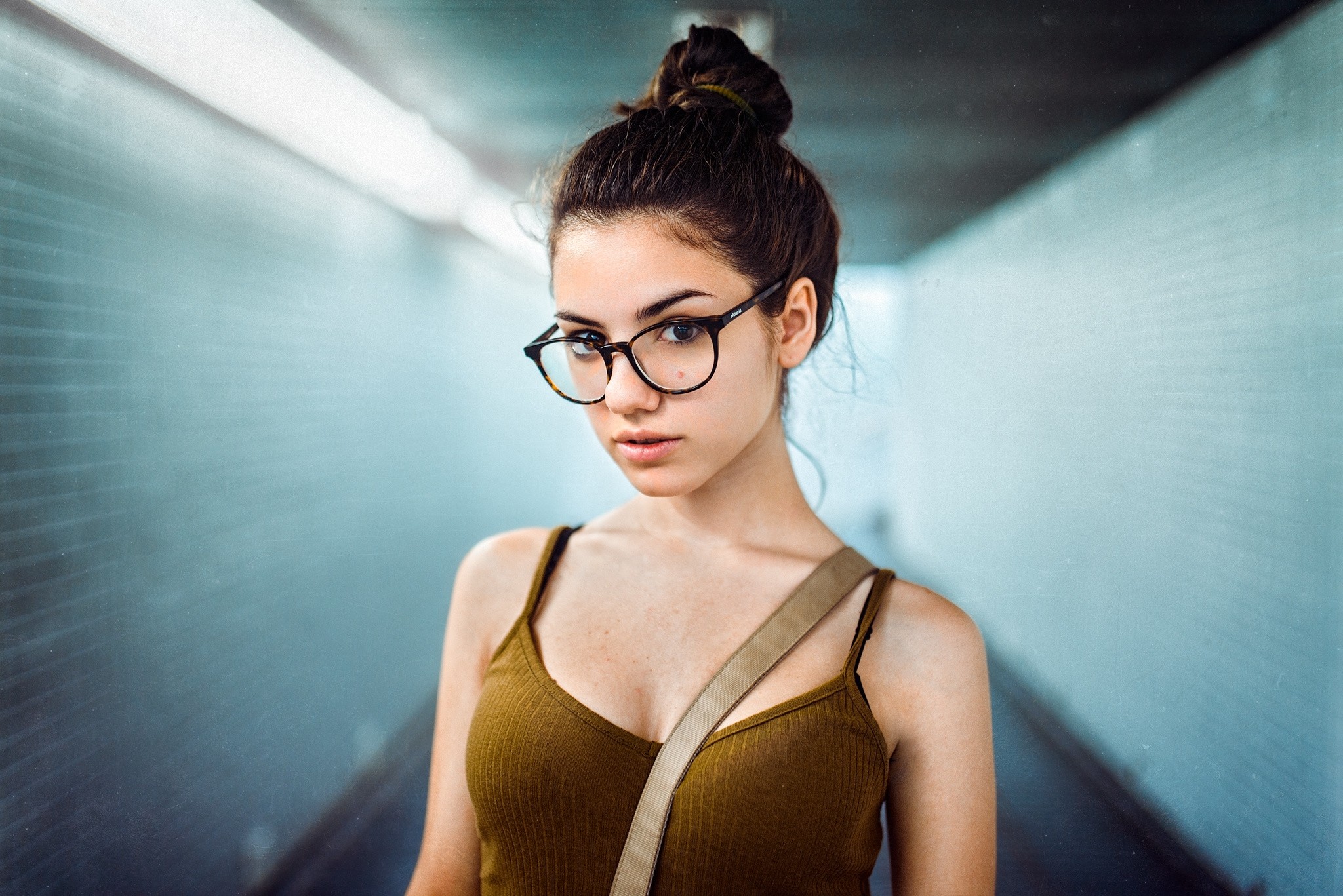 People 2048x1367 Gustavo Terzaghi Delaia Gonzalez women model brunette looking at viewer face portrait women with glasses cleavage simple background eyes