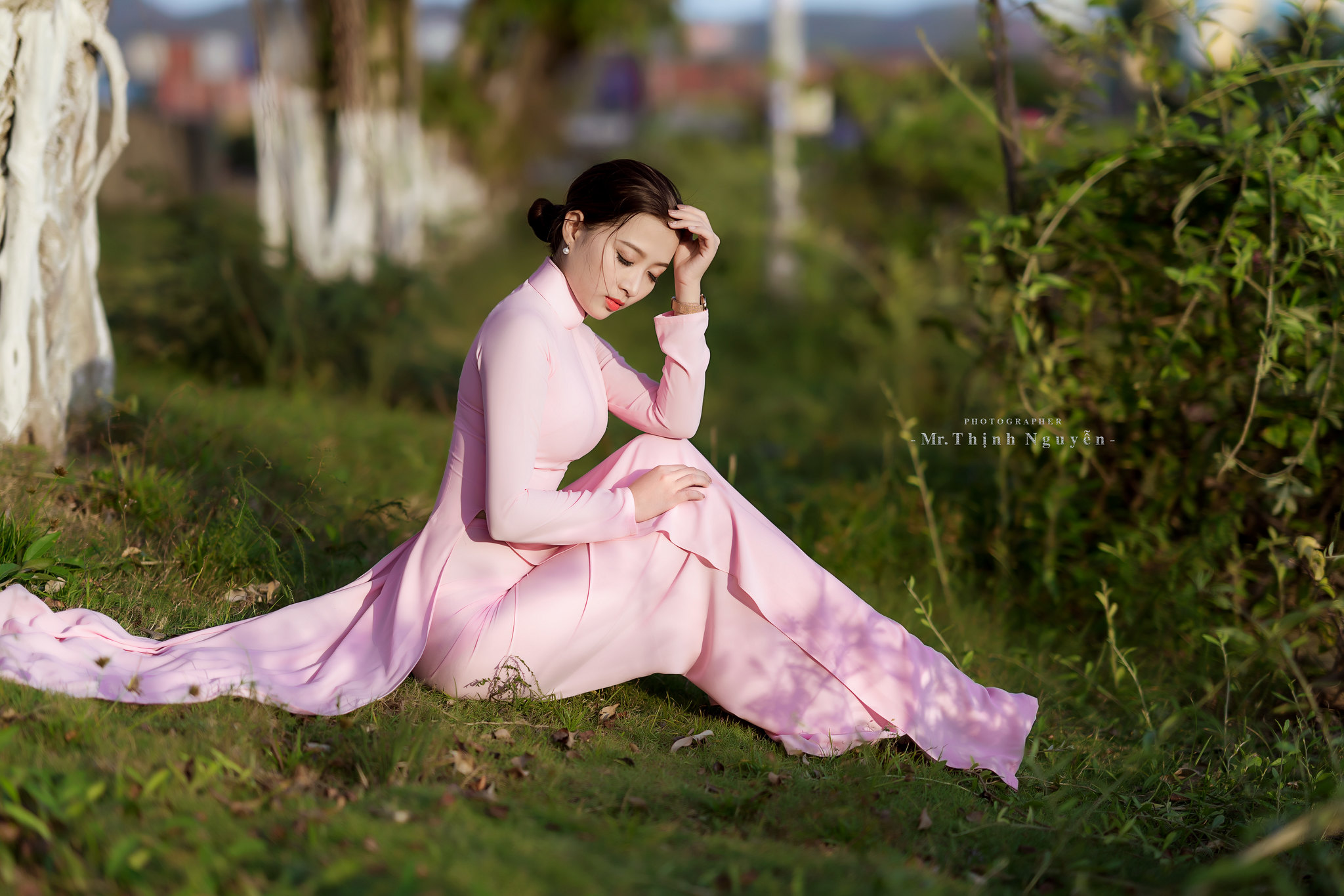 People 2048x1365 women áo dài pink dress Vietnamese depth of field trees grass Asian