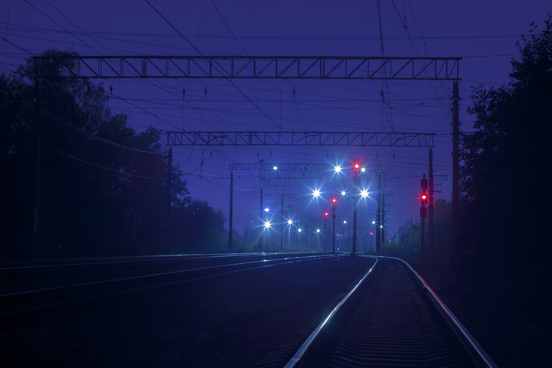 General 1800x1200 night traffic lights railway blue violet