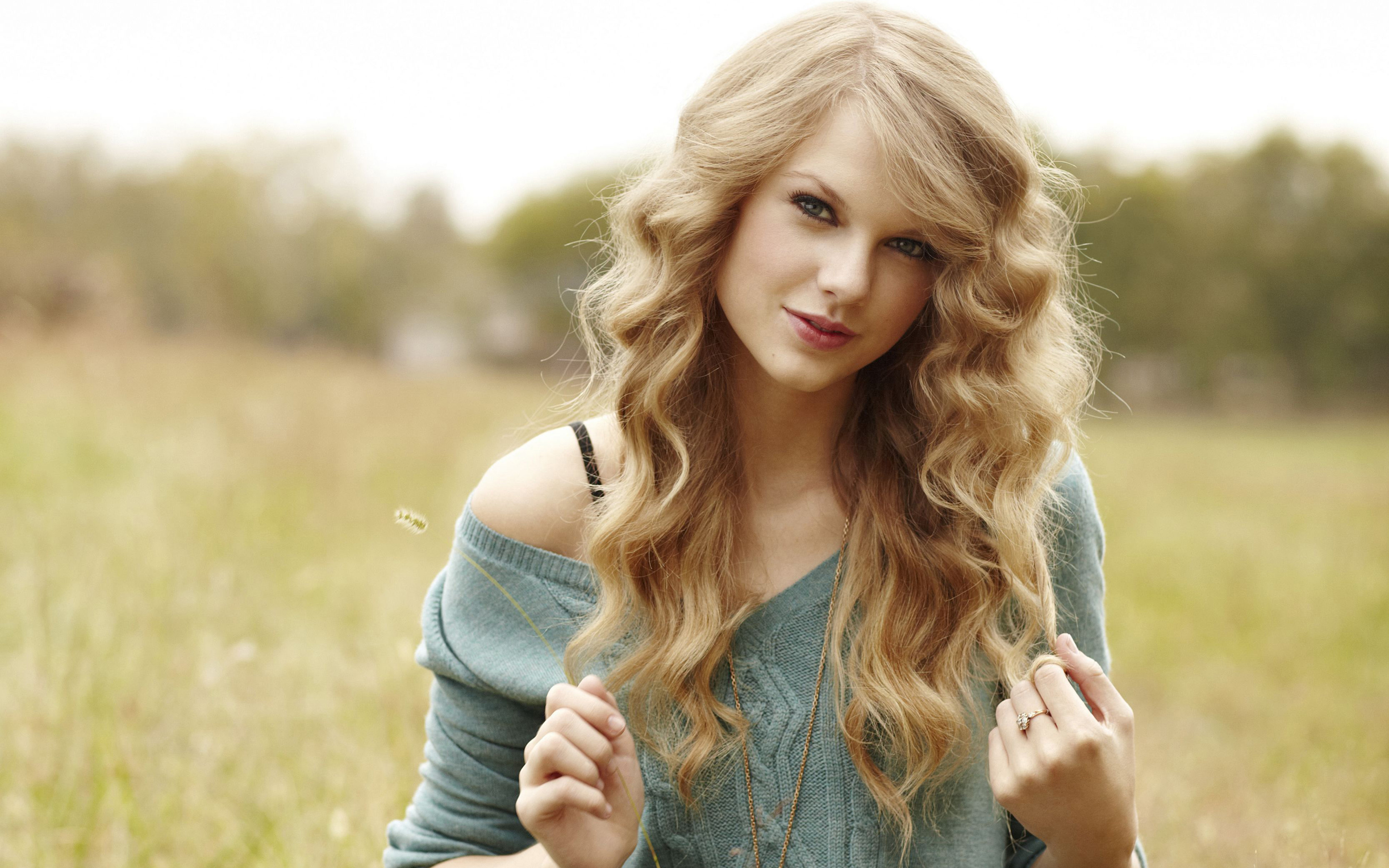 People 3000x1875 Taylor Swift women singer blonde long hair curly hair blue eyes women outdoors depth of field looking at viewer smiling