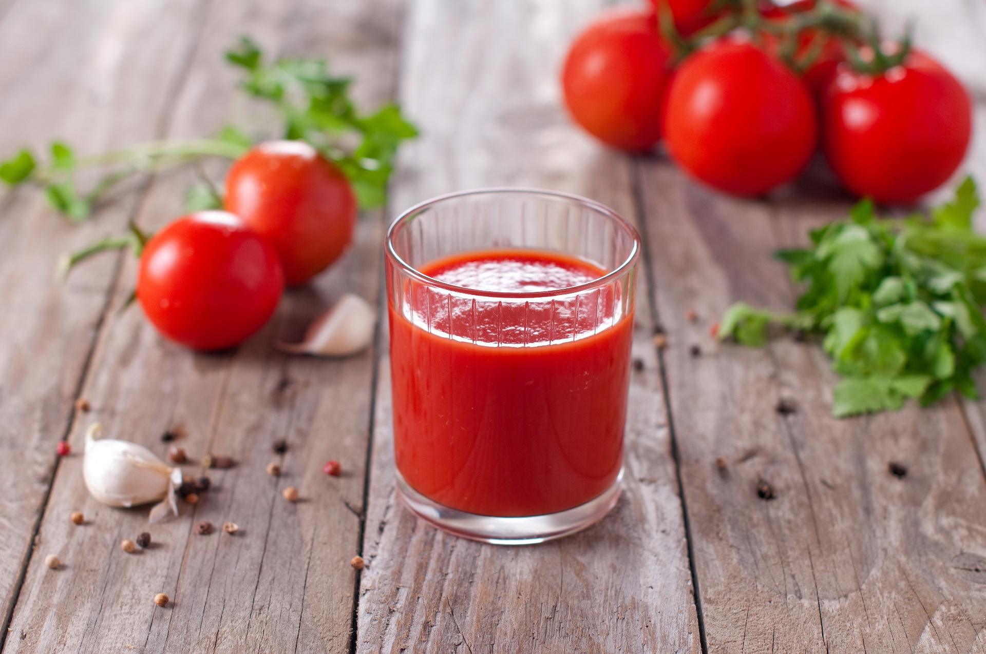 General 1920x1275 tomatoes drinking glass food juice Garlic Black pepper (Spice) wooden surface leaves