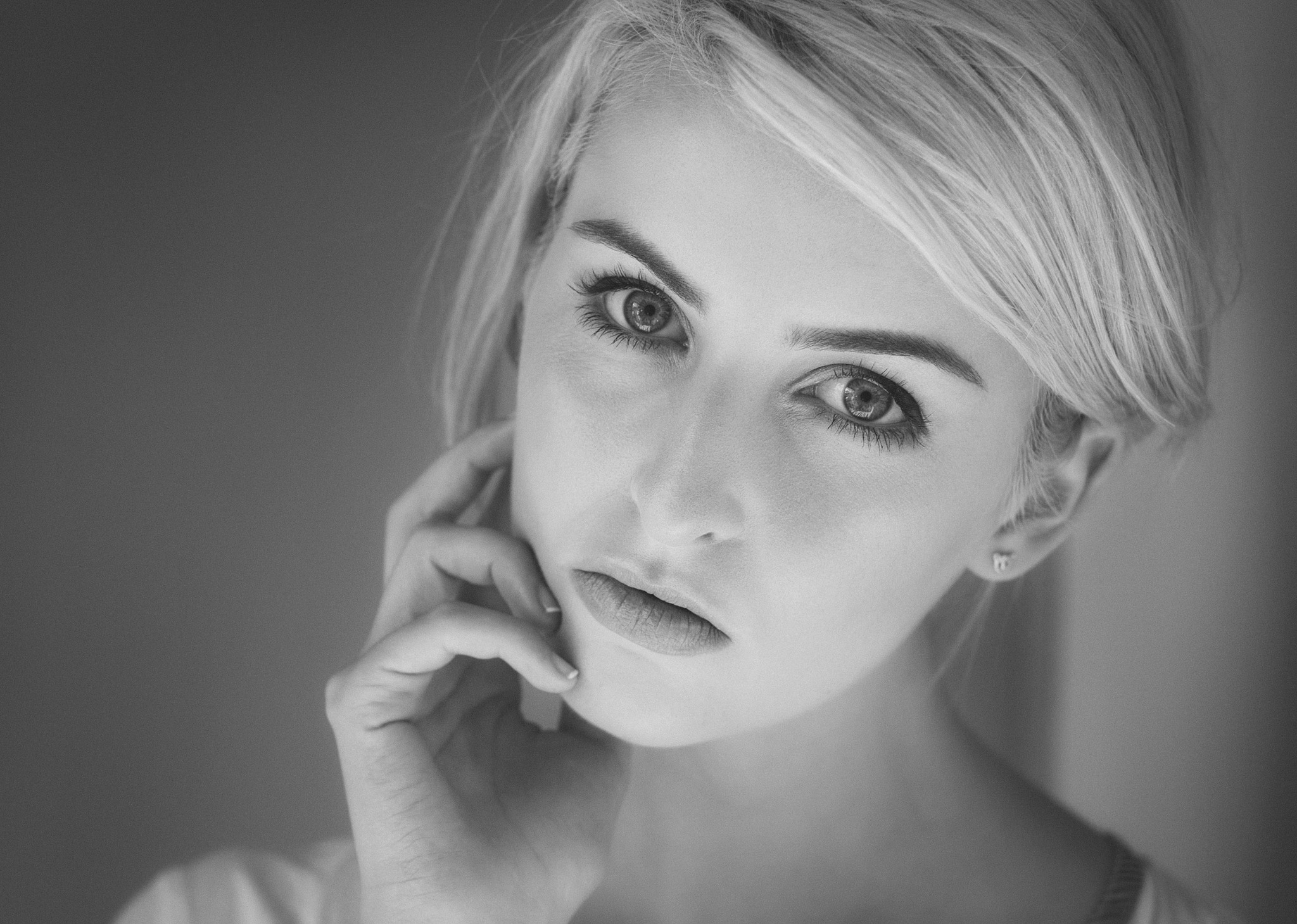 People 2048x1459 women model portrait monochrome blonde looking at viewer hand on face face simple background portrait display touching face earring