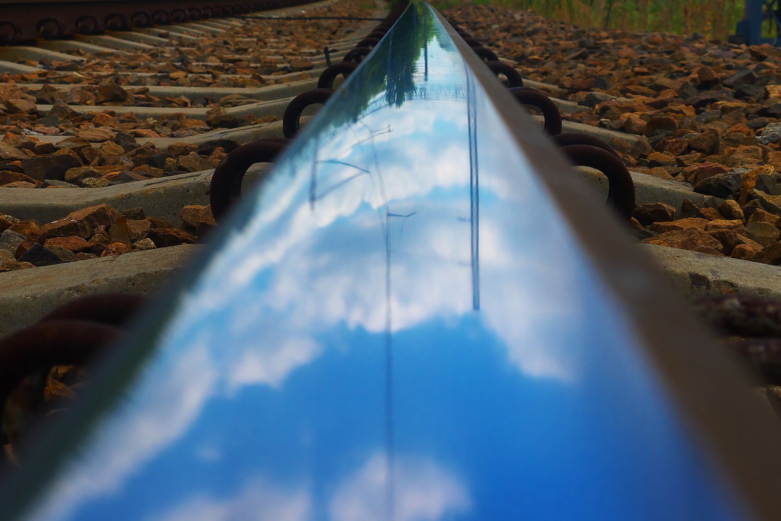 General 1600x1067 railway reflection stones clouds sky metal worm's eye view closeup