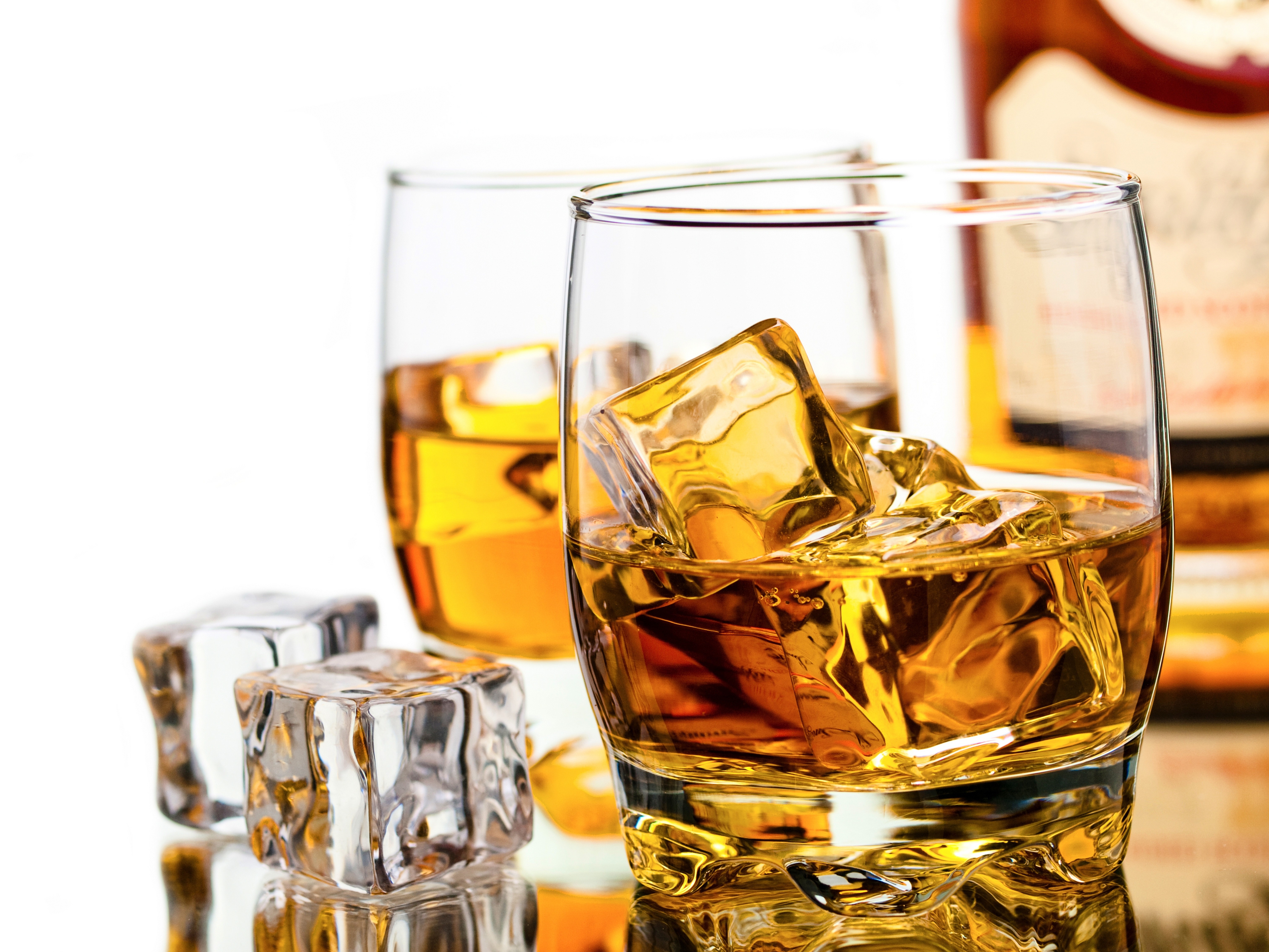 General 6050x4540 whiskey alcohol glass ice cubes