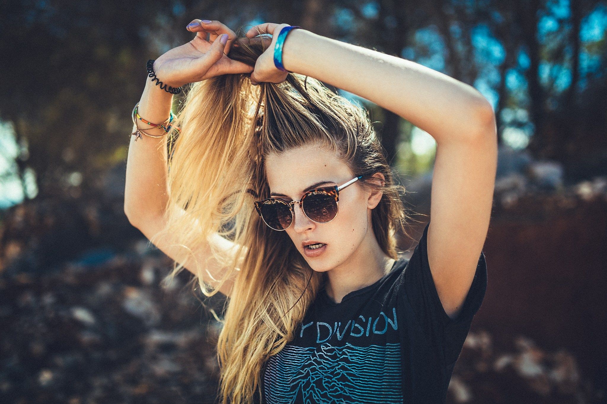 People 2048x1365 women model Lennart Bader T-shirt sunglasses long hair bracelets blonde Joy Division Malou Chloé women with shades parted lips printed shirts hair pulling women outdoors black t-shirt purple nails painted nails