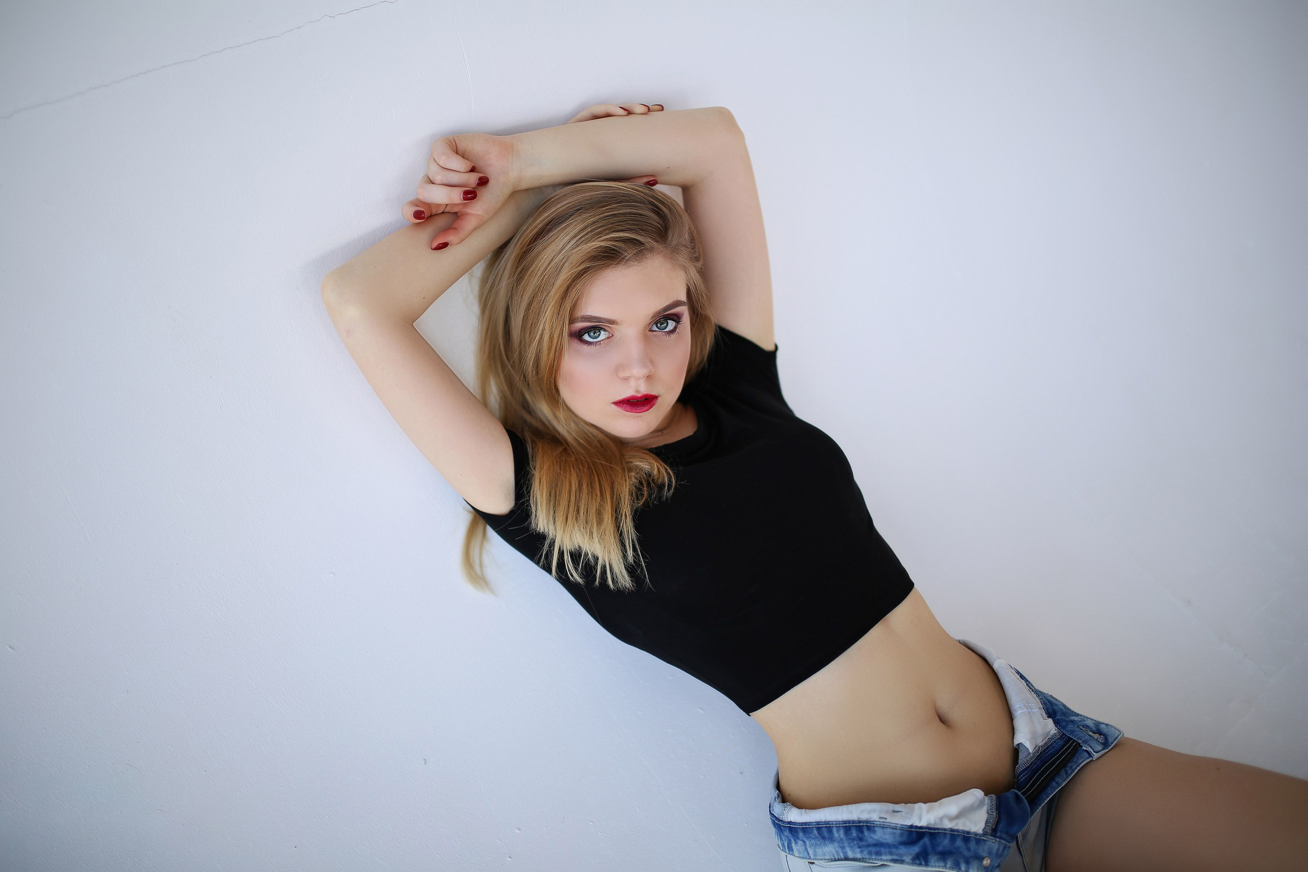 People 2560x1707 Daria Vazina women blonde simple background belly red nails T-shirt jean shorts portrait red lipstick