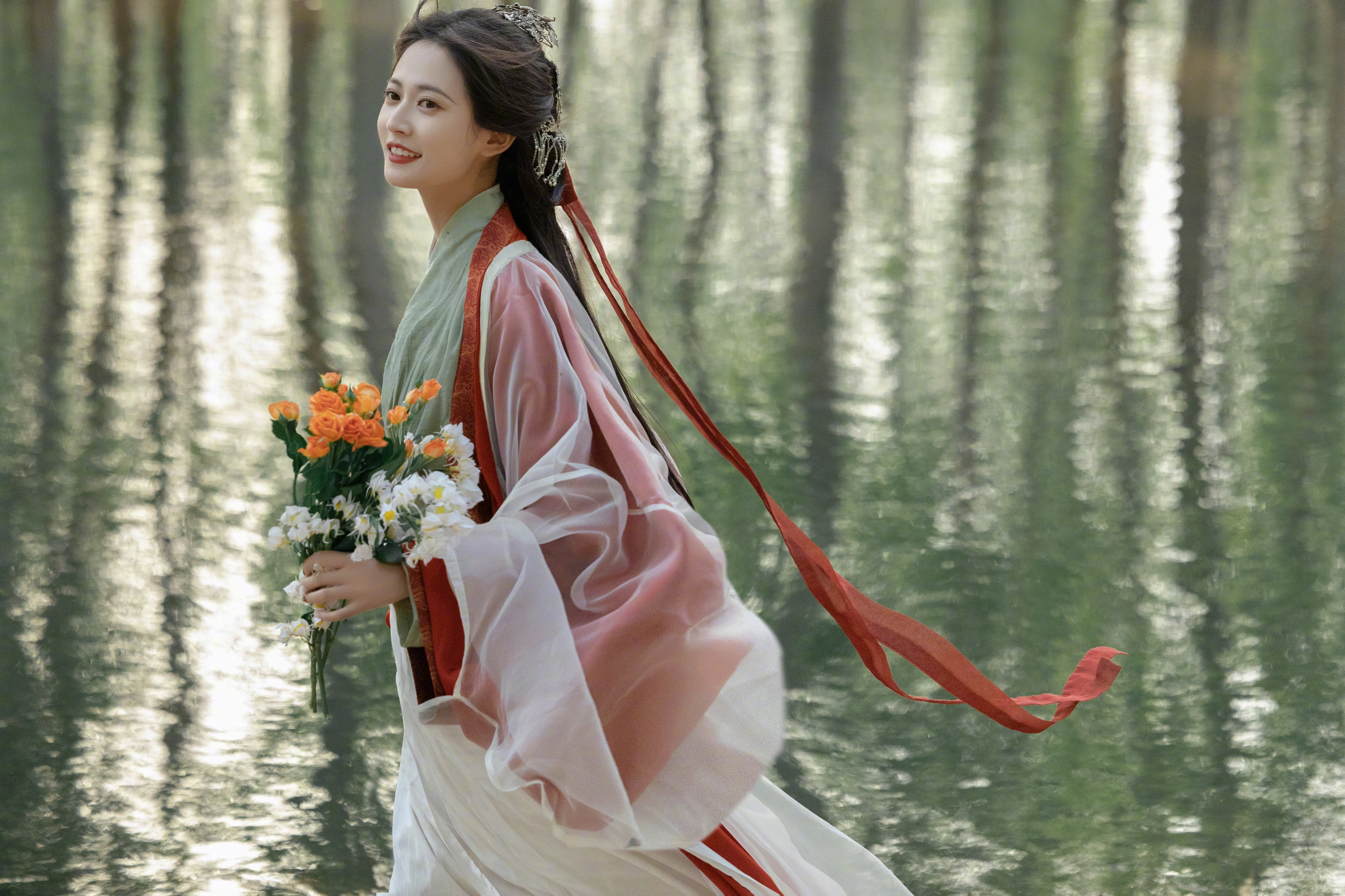 People 4096x2730 hanfu Asian women blurred blurry background smiling looking away flowers Chinese clothing water dark hair long hair bouquet red lipstick reflection