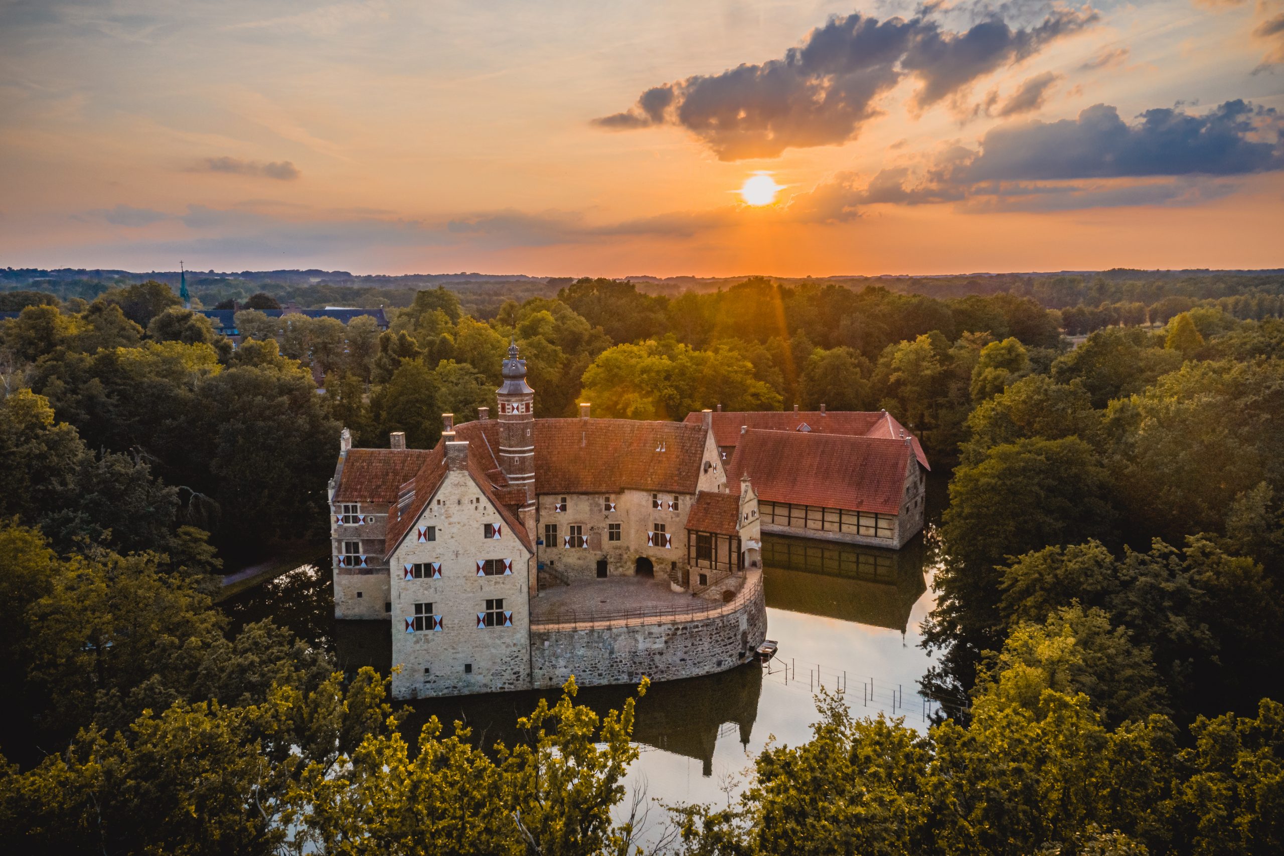 General 2560x1706 architecture castle old building nature Vischering castle lake landscape aerial view Germany trees Sun forest clouds sky sunset sunset glow water building
