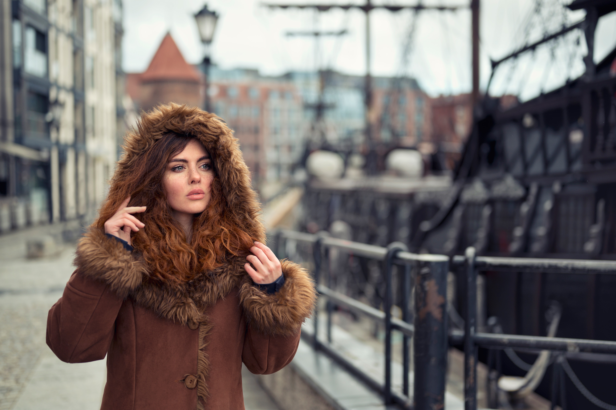 People 2000x1331 women model redhead long hair women outdoors cold fur coats sailing ship Anna Rawka 500px Polish model Gdańsk Polish women coats hoods freckles