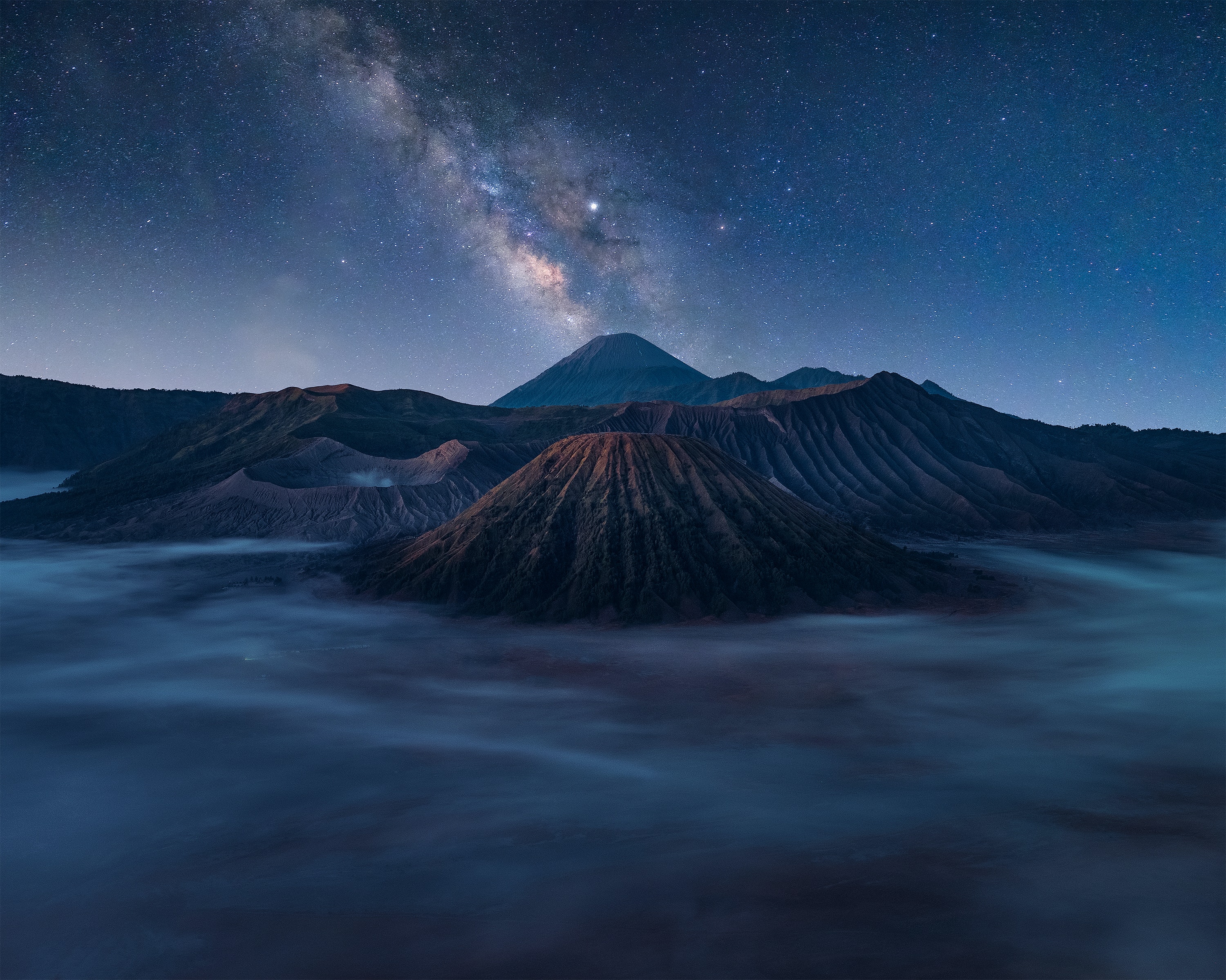 General 3000x2400 nightscape landscape volcano photography nature mountains stars Mount Bromo Indonesia mist low light