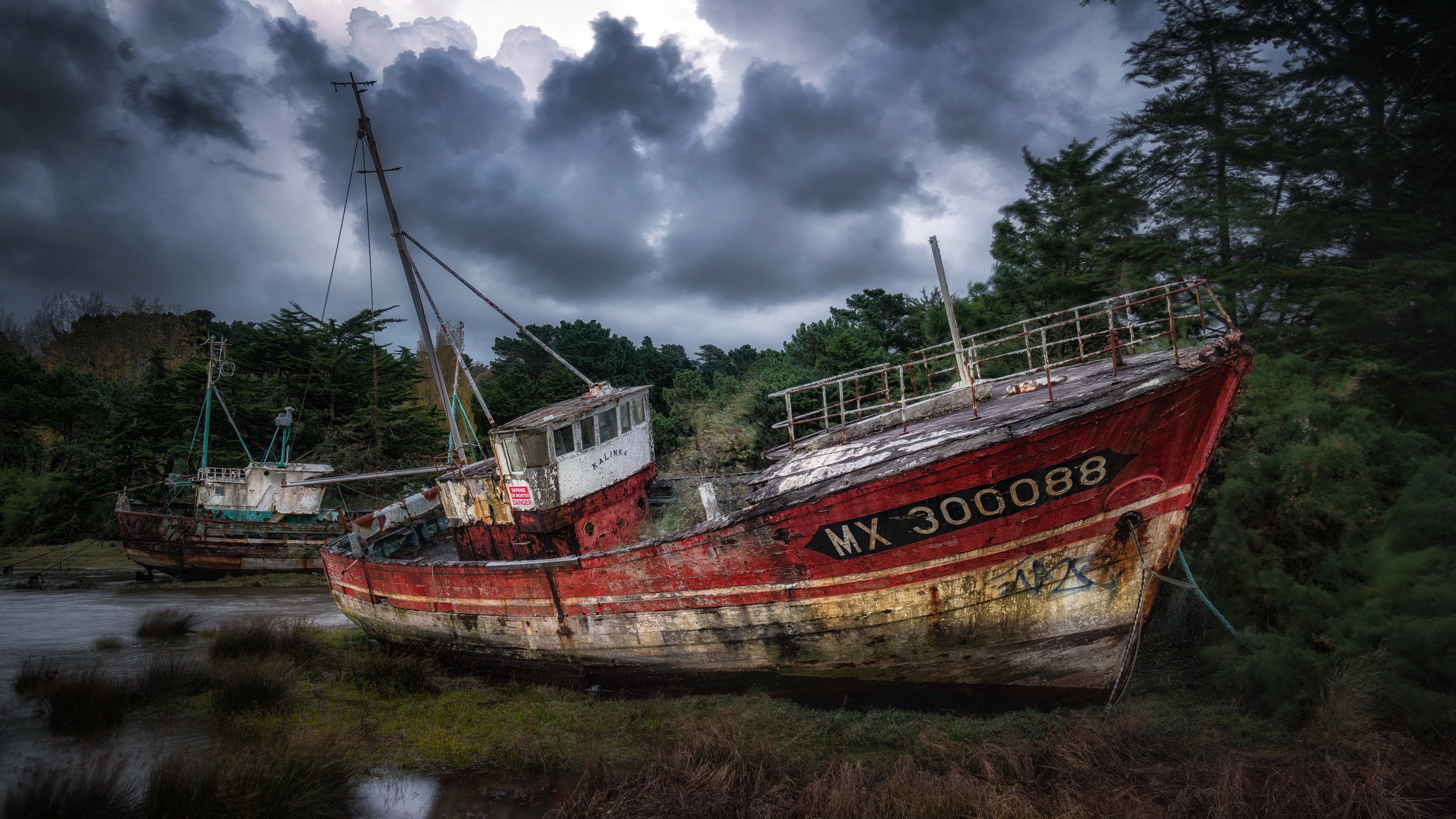 General 3840x2160 outdoors boat wreck numbers fishing boat ship