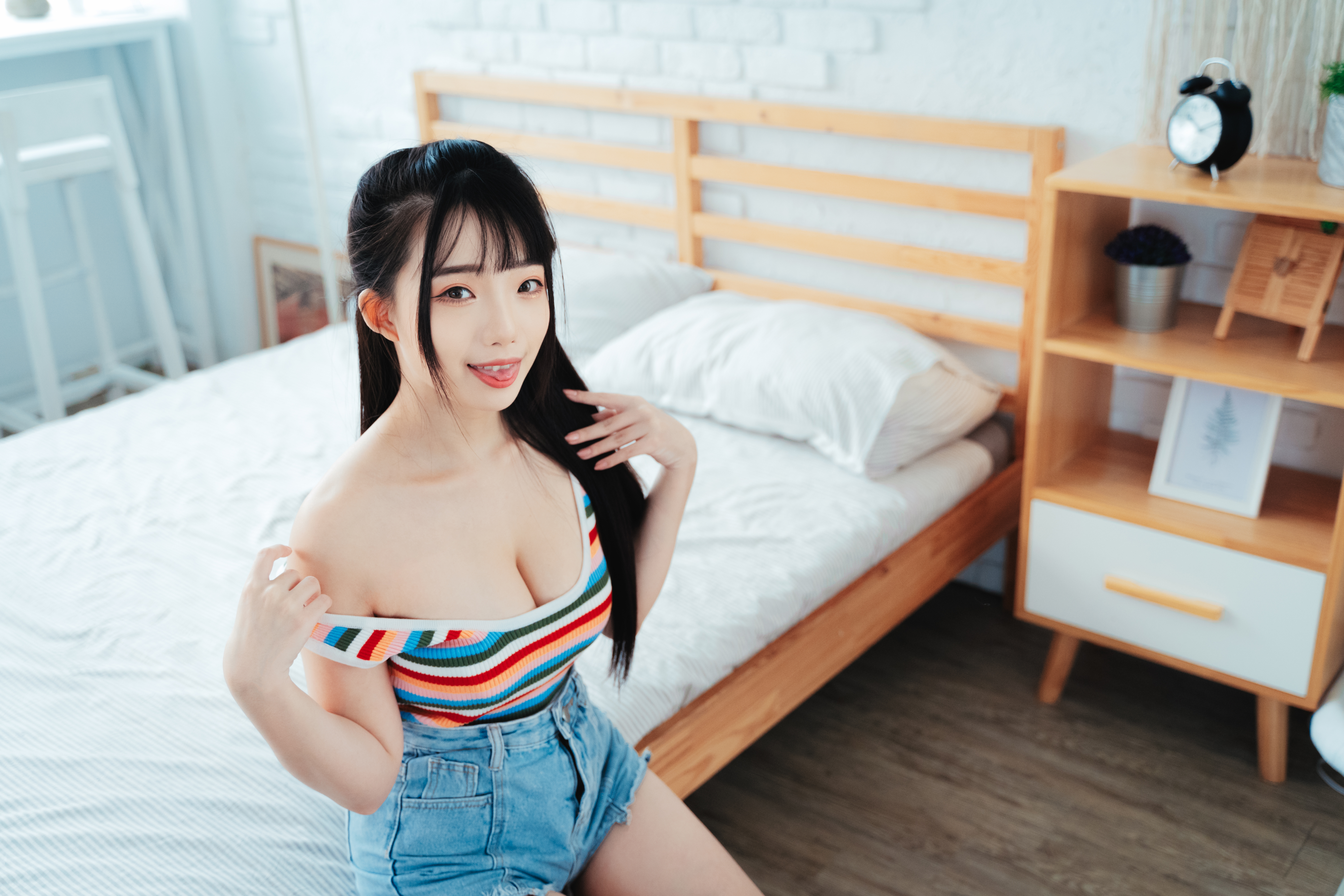 People 6000x4000 Ning Shioulin women model cleavage striped tops jean shorts Asian indoors