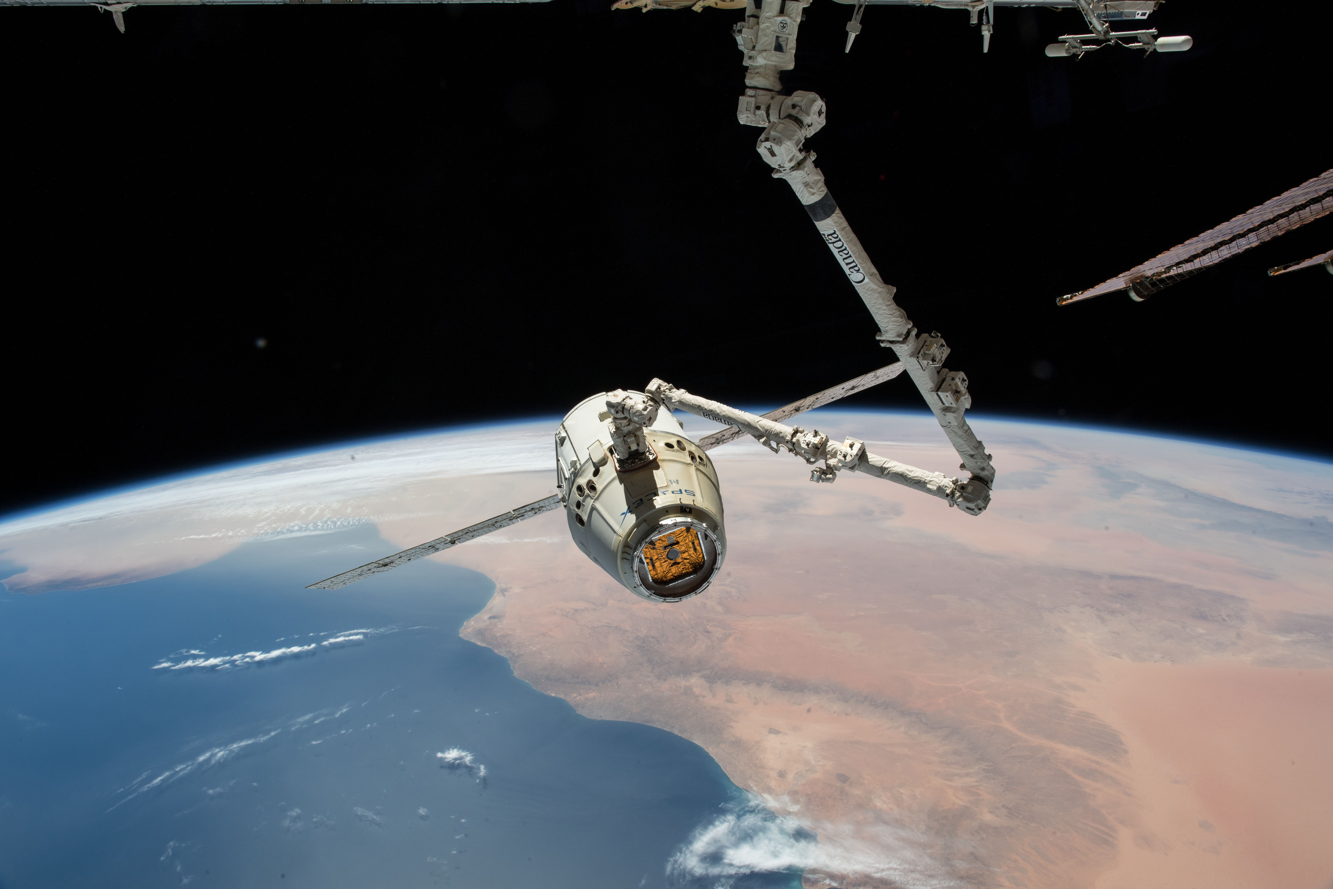 General 5568x3712 space SpaceX Canadarm2 Earth ISS Suply Ship International Space Station