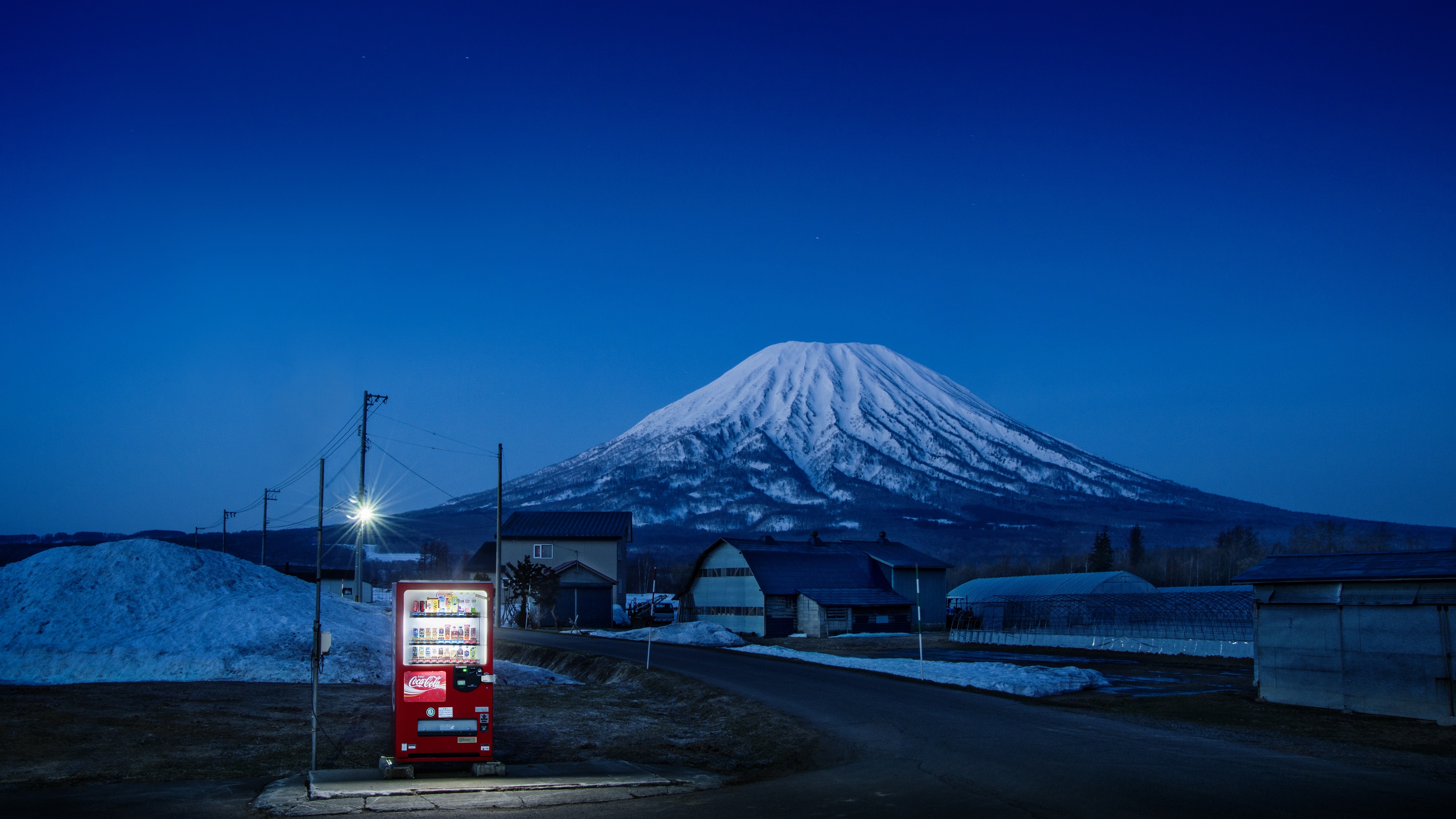 General 4000x2250 Japan Mount Fuji vending machine landscape night Eiji Ohashi