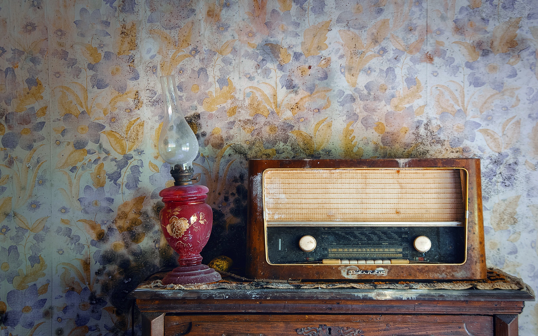 General 2048x1280 radio old technology indoors
