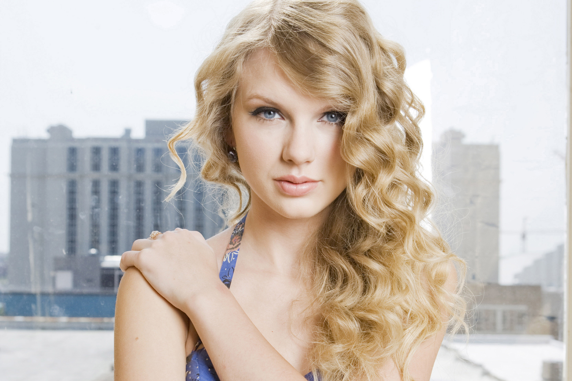 People 1920x1280 Taylor Swift women singer blonde blue eyes outdoors city curly hair long hair closeup