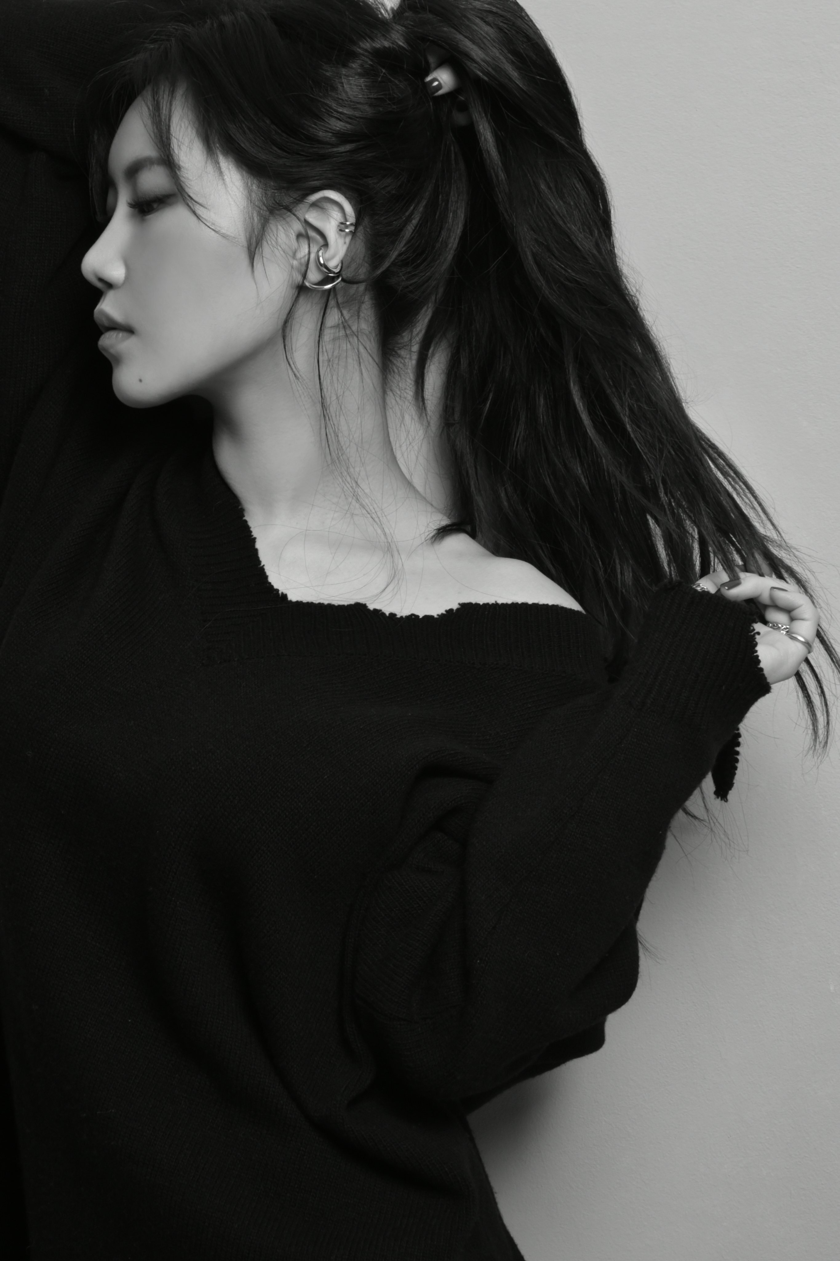 People 2731x4096 Yezi K-pop Korean women monochrome Fiestar hoop earrings women Asian