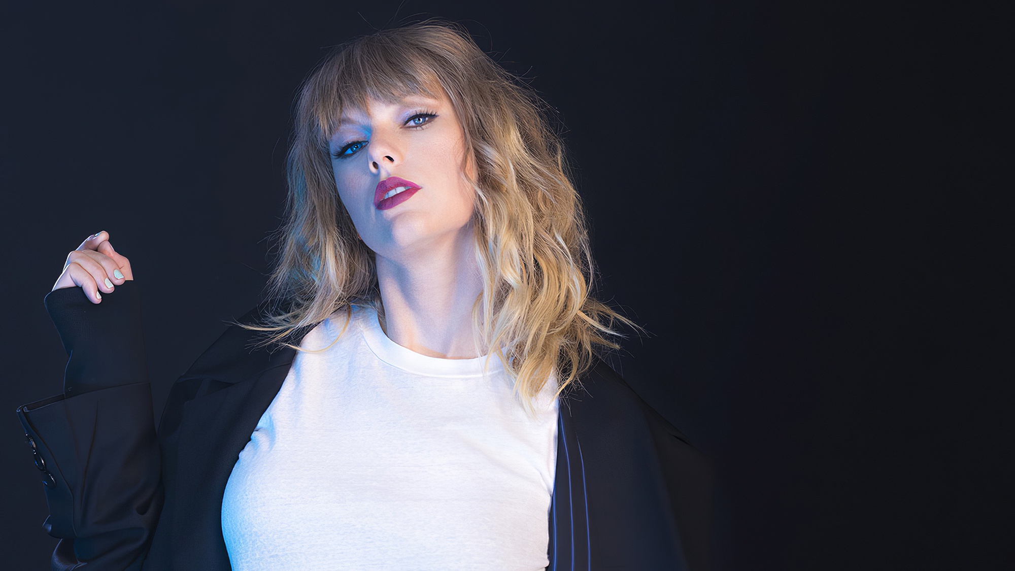 People 2000x1125 white shirt black coat open mouth makeup open coat bright looking at viewer blue eyes black background blonde wavy hair singer songwriters celebrity women Taylor Swift