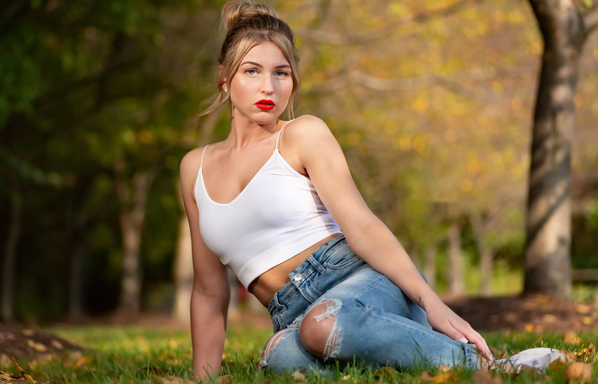 People 1920x1234 women model outdoors women outdoors torn jeans jeans makeup red lipstick lipstick looking at viewer white tops