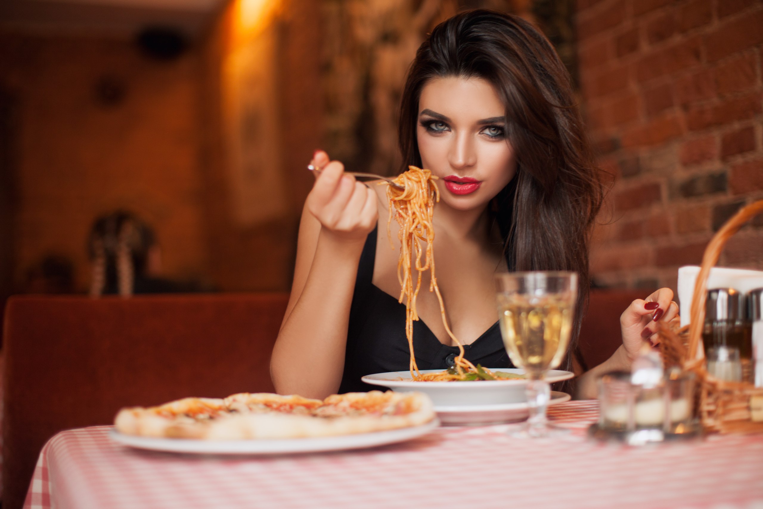 People 2560x1707 women spaghetti red lipstick red nails face food table portrait depth of field eating restaurant brunette long hair Dmitry Arhar