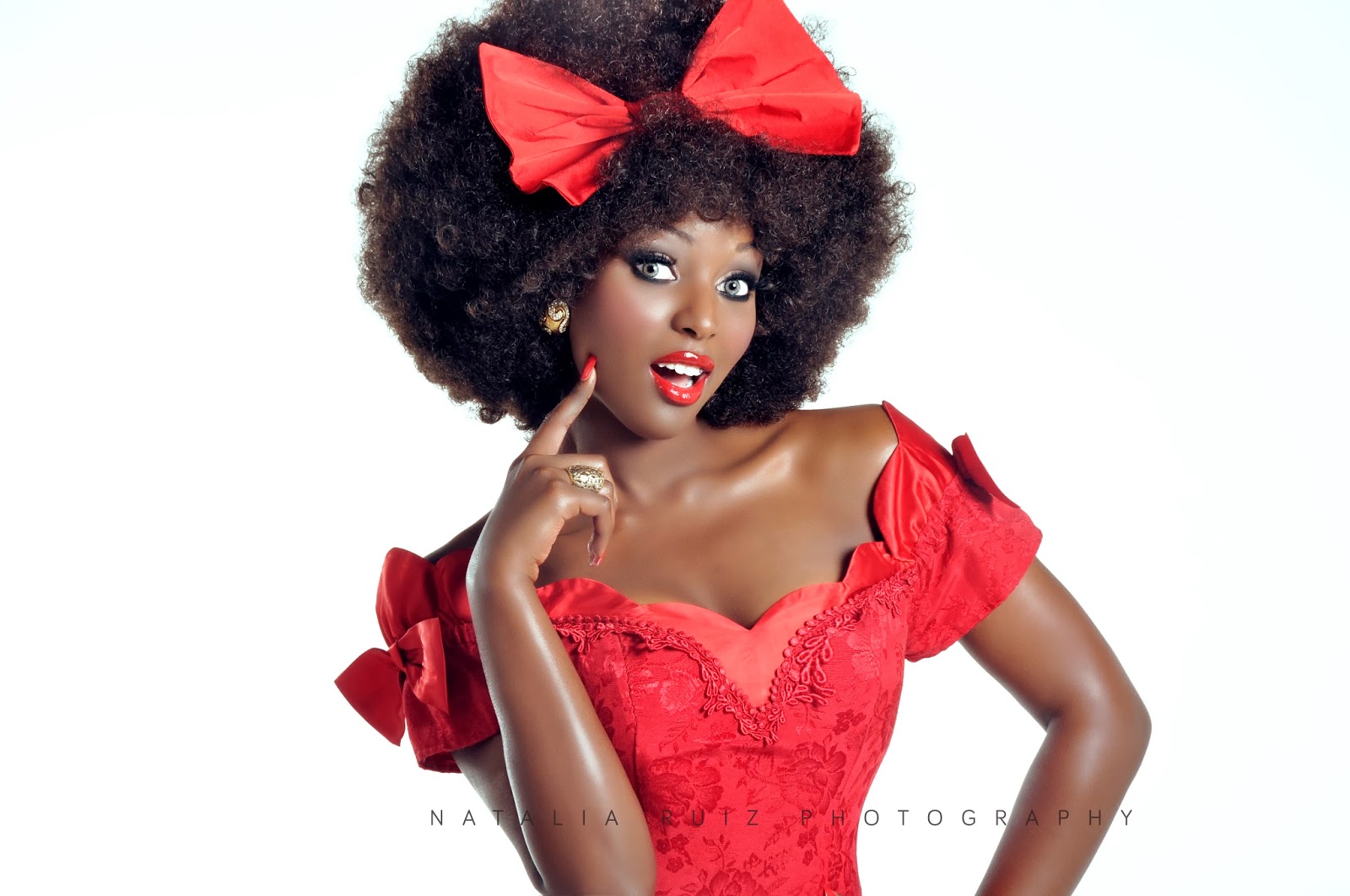 People 1600x1062 Amara La Negra singer Dominican Republic Latinas ebony women Afro red nails celebrity black women brunette curly hair red lipstick open mouth hair bows red dress white background portrait studio