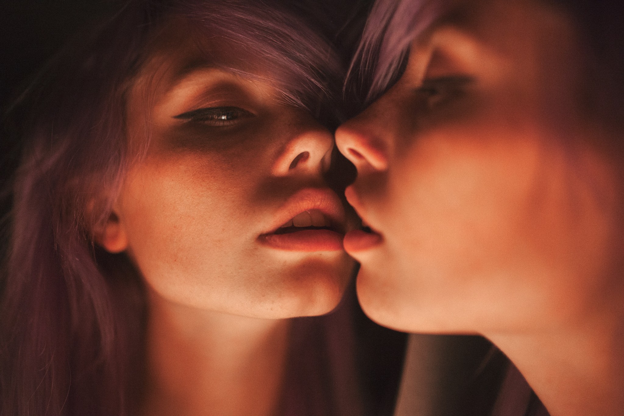 People 2048x1365 women face reflection mirror closeup dyed hair Ruby James Skye Thompson juicy lips