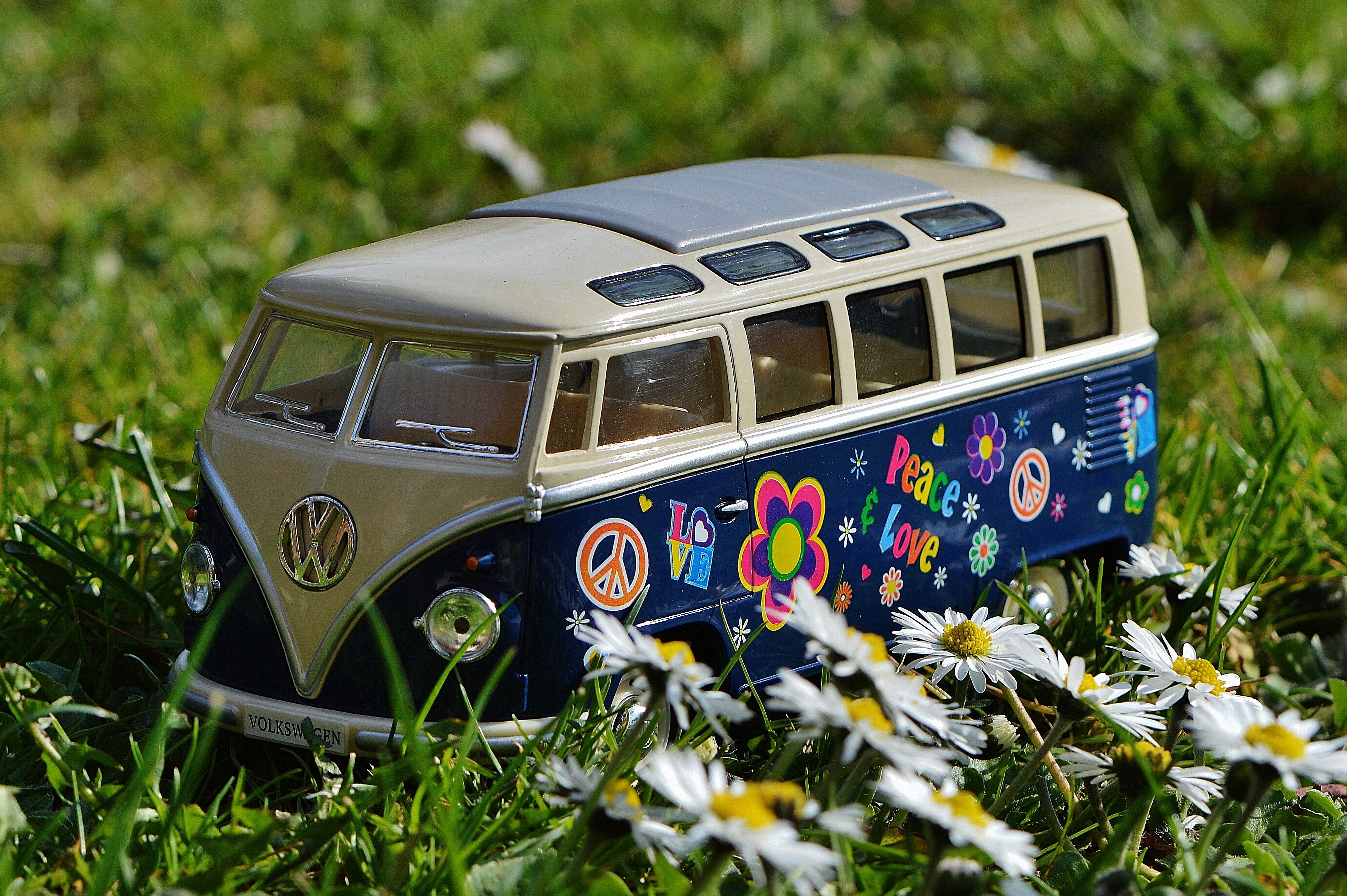 General 4008x2666 miniatures toys flowers grass car vehicle macro Volkswagen Bus Volkswagen German cars Volkswagen Group