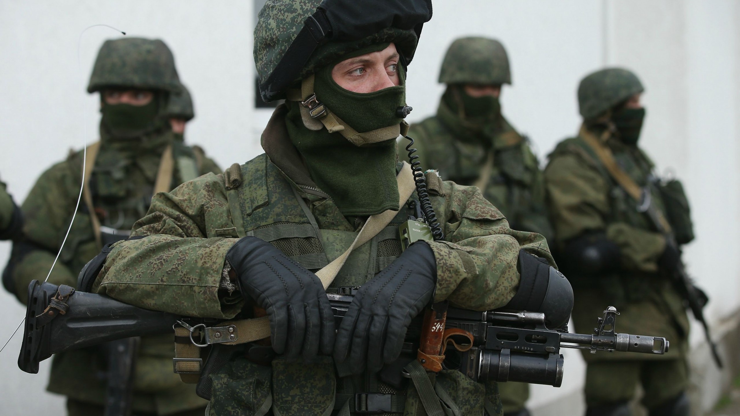 People 2560x1440 soldier weapon military depth of field Russian AK-74 men