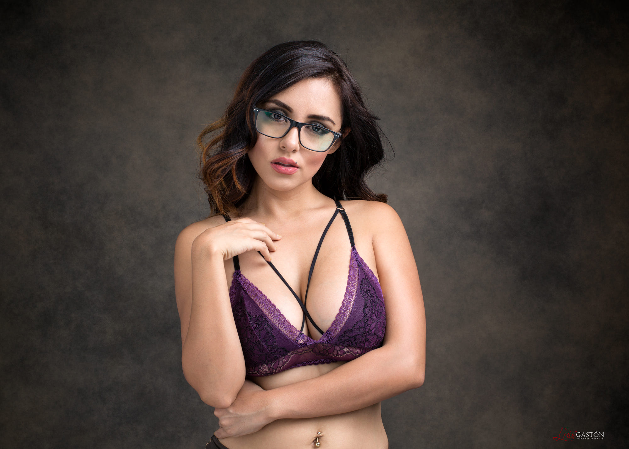 People 2000x1429 women brunette women with glasses pierced navel cleavage Dulce Soltero watermarked Luis Gastón simple background face