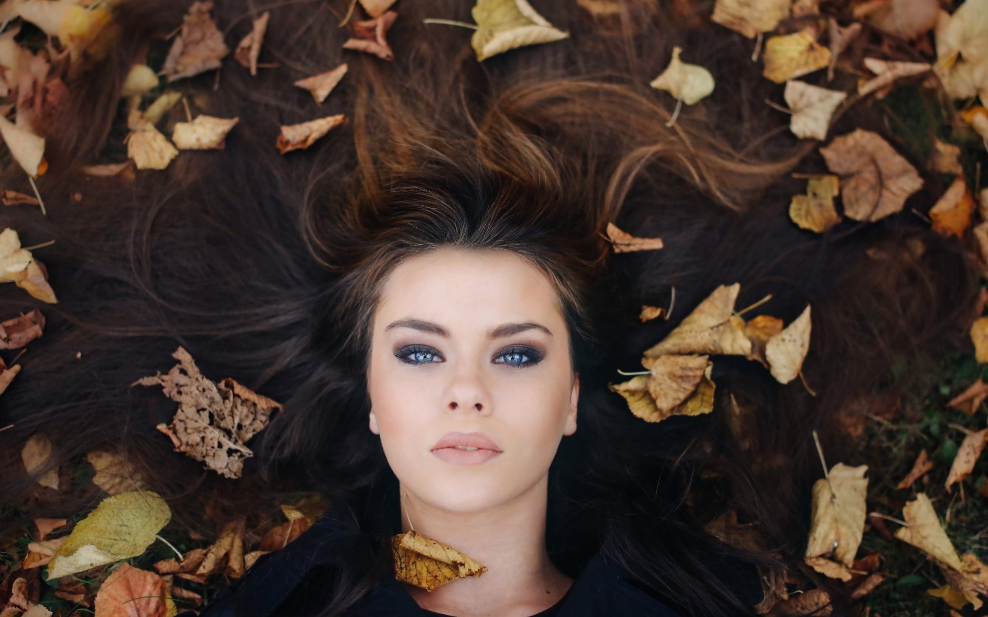 People 1920x1200 women model leaves face portrait fall Tiziana Di Garbo David Olkarny black coat coats blue eyes looking at viewer brunette looking up women outdoors outdoors makeup