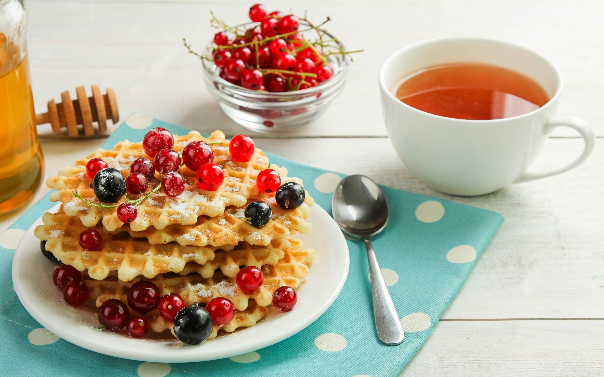 General 2560x1600 food breakfast cup spoon tea closeup waffles berries honey