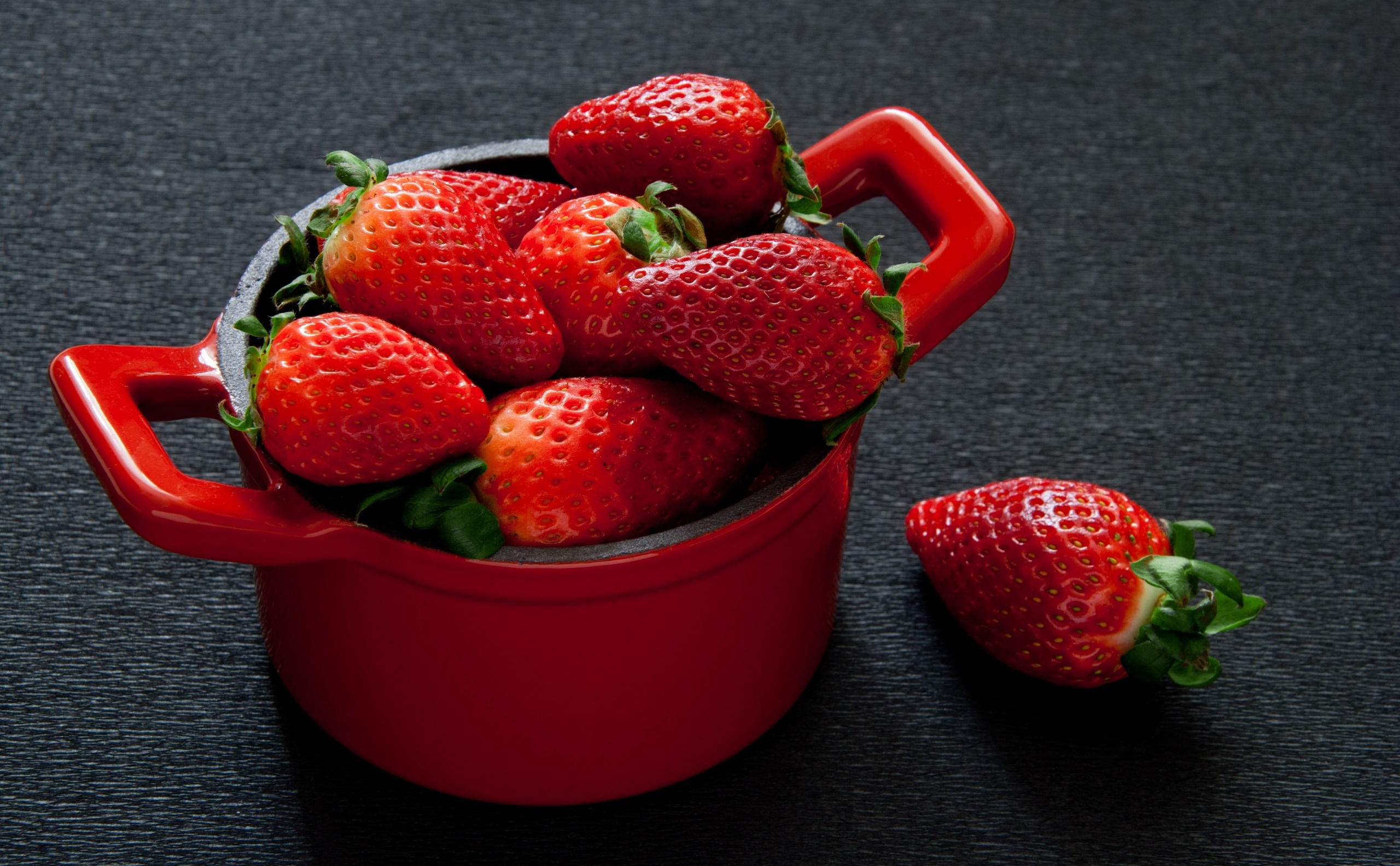 General 2560x1583 red food fruit strawberries berries red berries