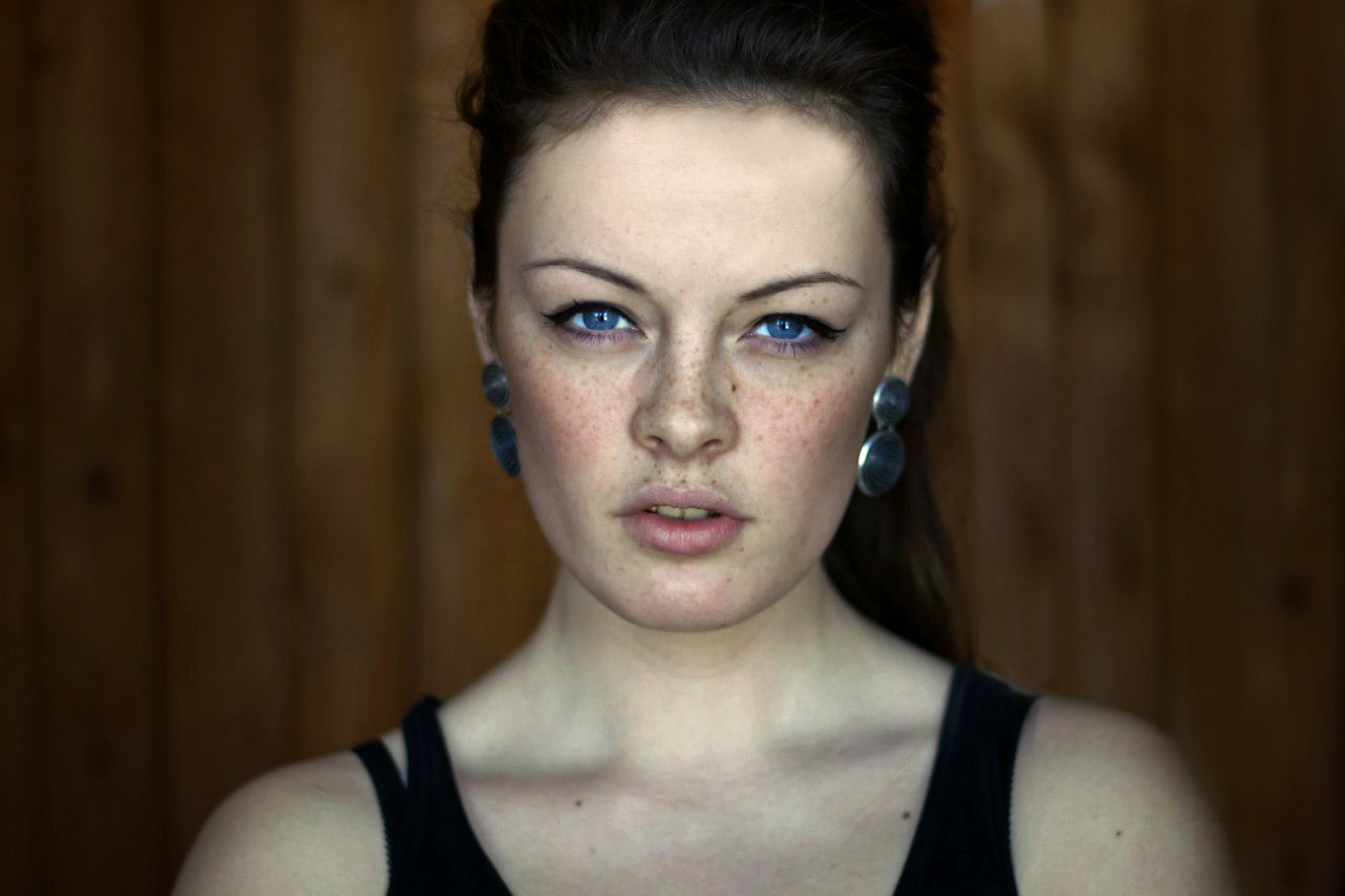 People 1280x853 women model face blue eyes freckles indoors women indoors long hair